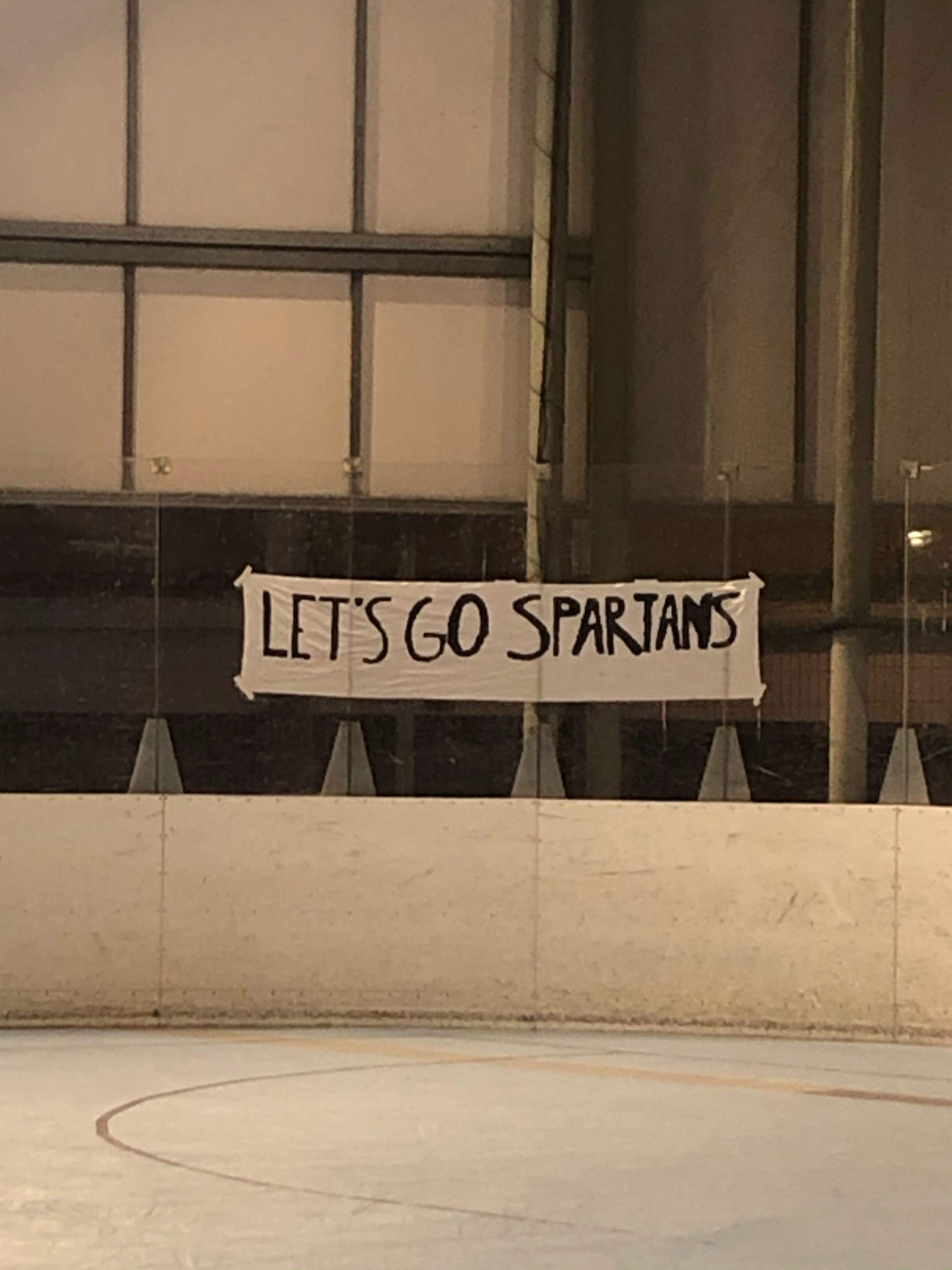 Imatge de la pancarta de l'afició de l'HCR Cent Patins que no podien entrar a l'estadi però volien deixar el seu suport. FOTO: HCR Cent Patins 