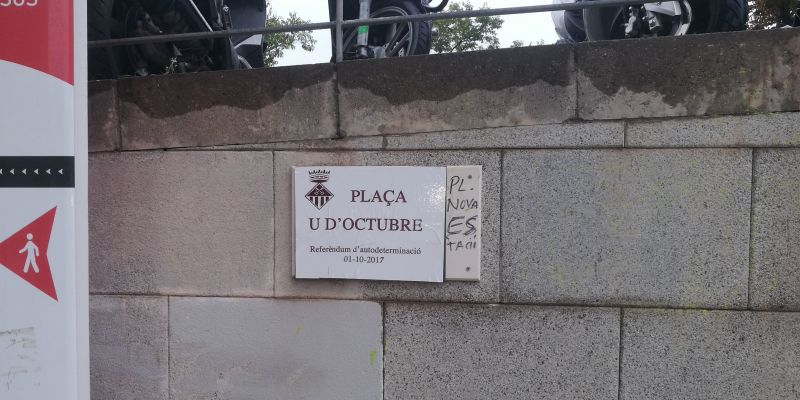 La placa simbòlica de la plaça 1 d'Octubre l'endemà del tercer aniversari. FOTO: Redacció La placa simbòlica de la plaça 1 d'Octubre l'endemà del tercer aniversari. FOTO: Redacció