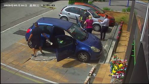 Imatge de dos detinguts a Rubí en el moment que s'acosten a les víctimes d'un aparcament d'un establiment comercial de Berga. FOTO: Mossos d'Esquadra