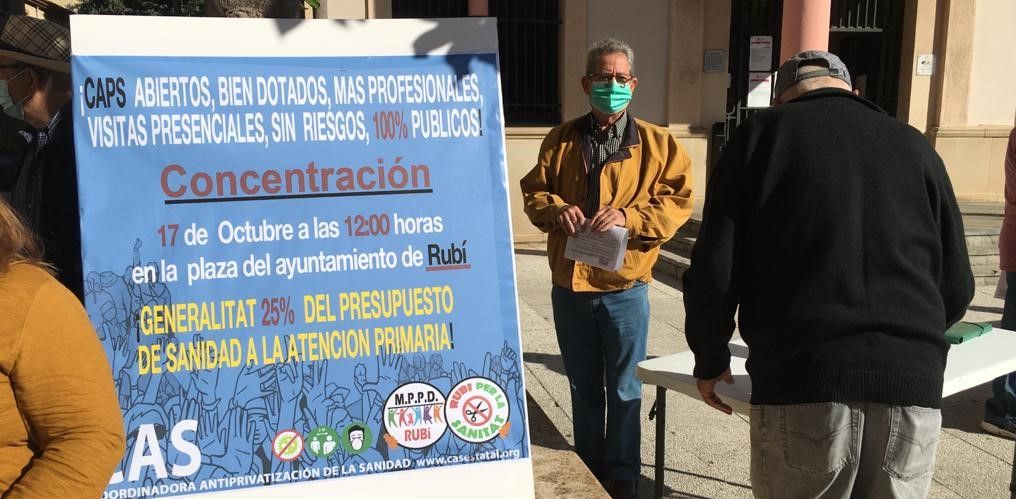 Ja ha arrencat la recollida de signatures per defensar la sanitat pública a nivell local en diferents punts de la ciutat. FOTO: Cedida