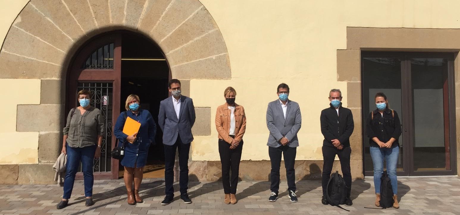 Reunió entre representants de l’Ajuntament de Rubí, Terrassa, el Consell Comarcal i treballadors de Continental a la Masia de Can Serra. FOTO: N. Hueso