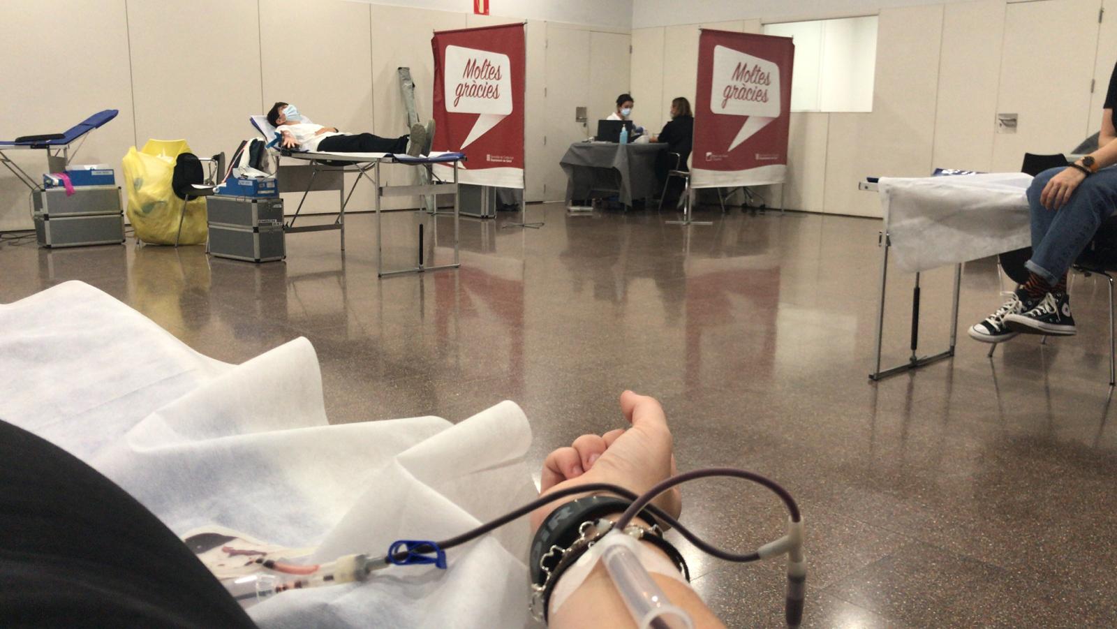 Donació de sang en l'última jornada que va tenir lloc a la Biblioteca municipal de Rubí. FOTO: Andrea Martínez