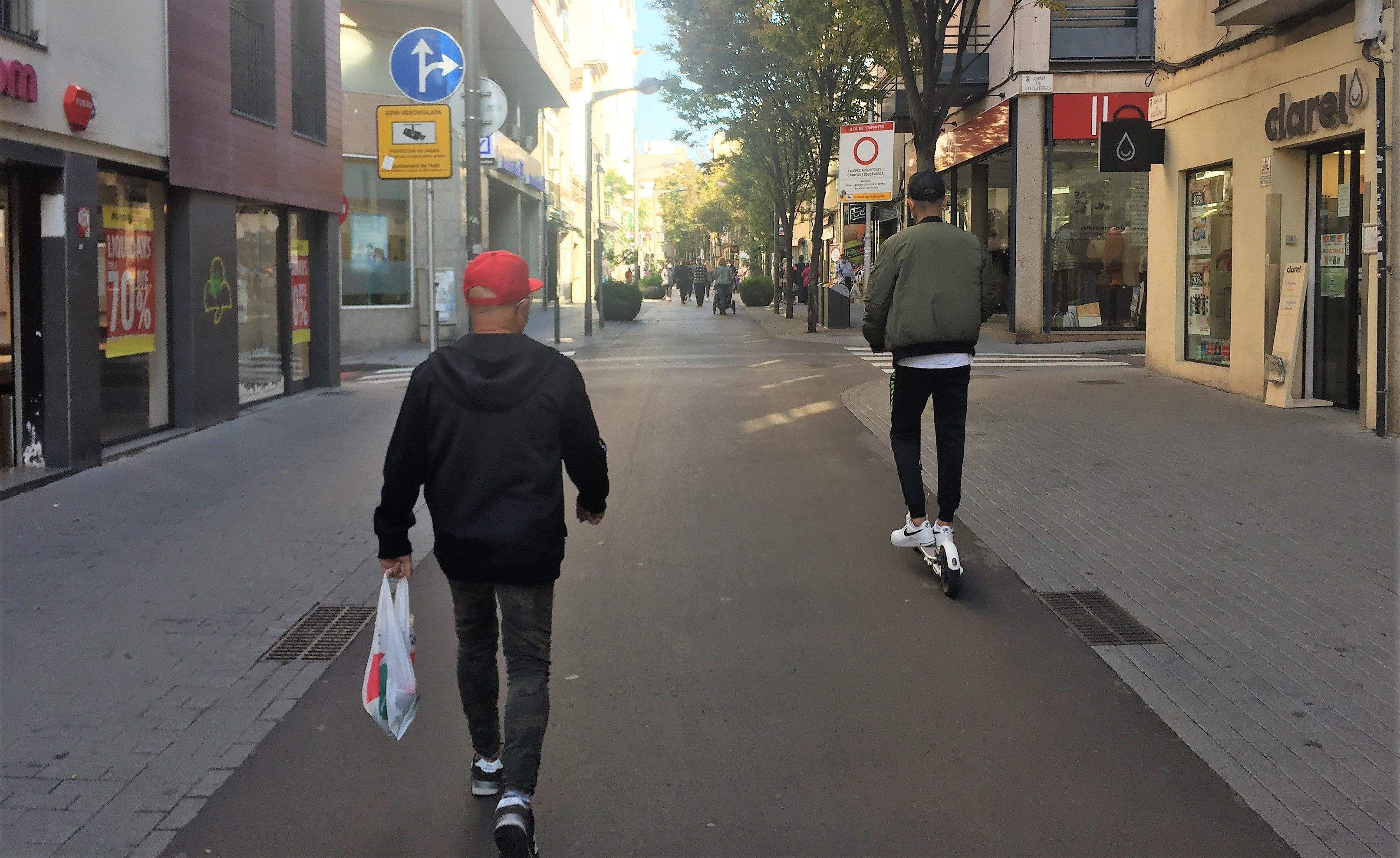 Una persona en patinet elèctric a l'illa de vianants de Rubí. FOTO: Redacció Una persona en patinet elèctric a l'illa de vianants de Rubí. FOTO: Redacció