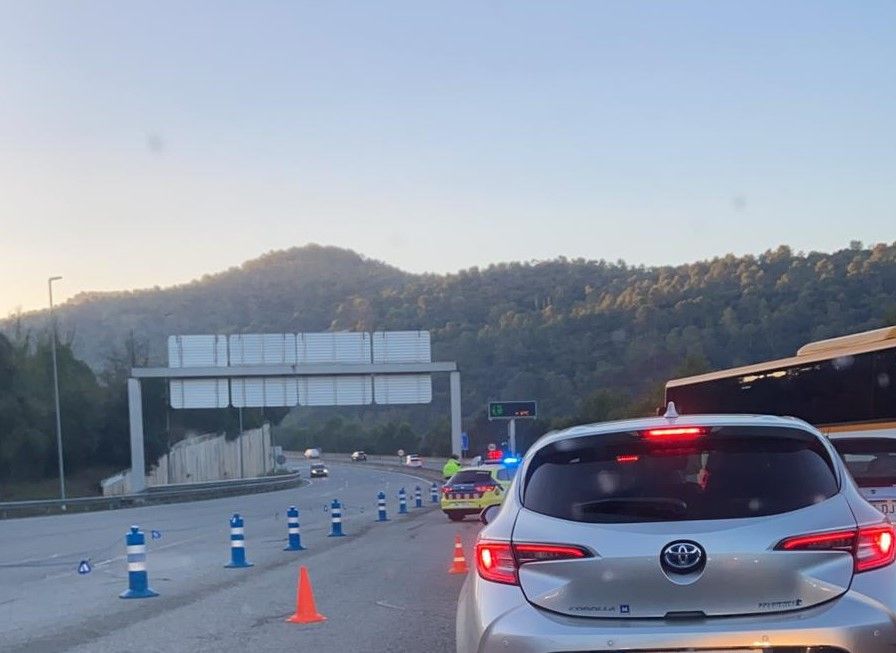 Control policial de mobilitat a la sortida de Rubí per la C-16 el primer dia de tancament perimetral. FOTO: Cedida 