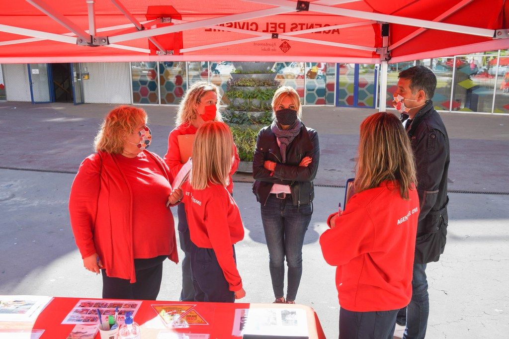 L’alcaldessa agraeix la tasca desenvolupada per les agents pel civisme durants els darrers mesos. FOTO: Ajuntament de Rubí - Localpress