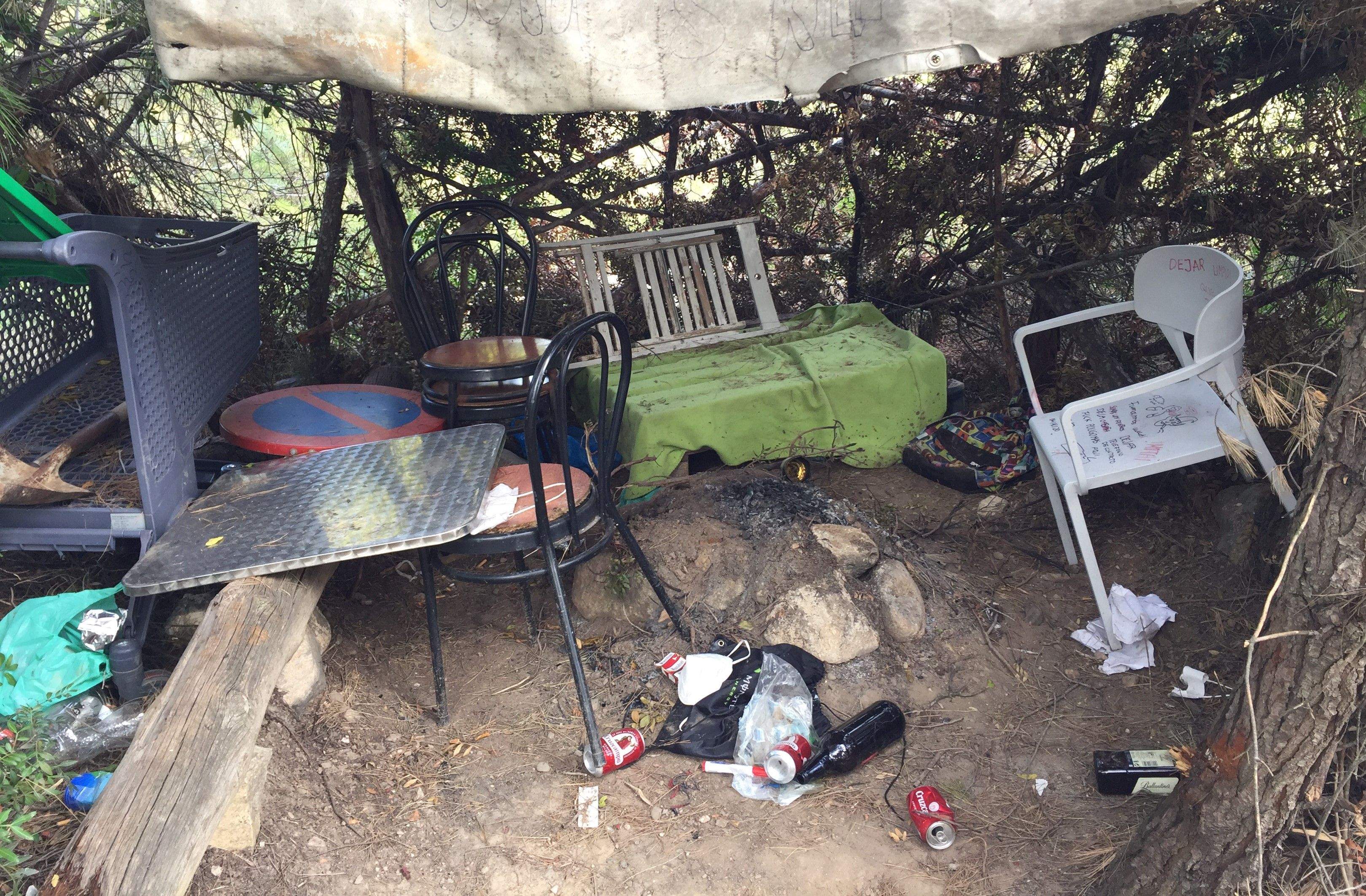 Cabana amb restes de botellón al bosc de Sant Genís, Rubí. FOTO: Redacció