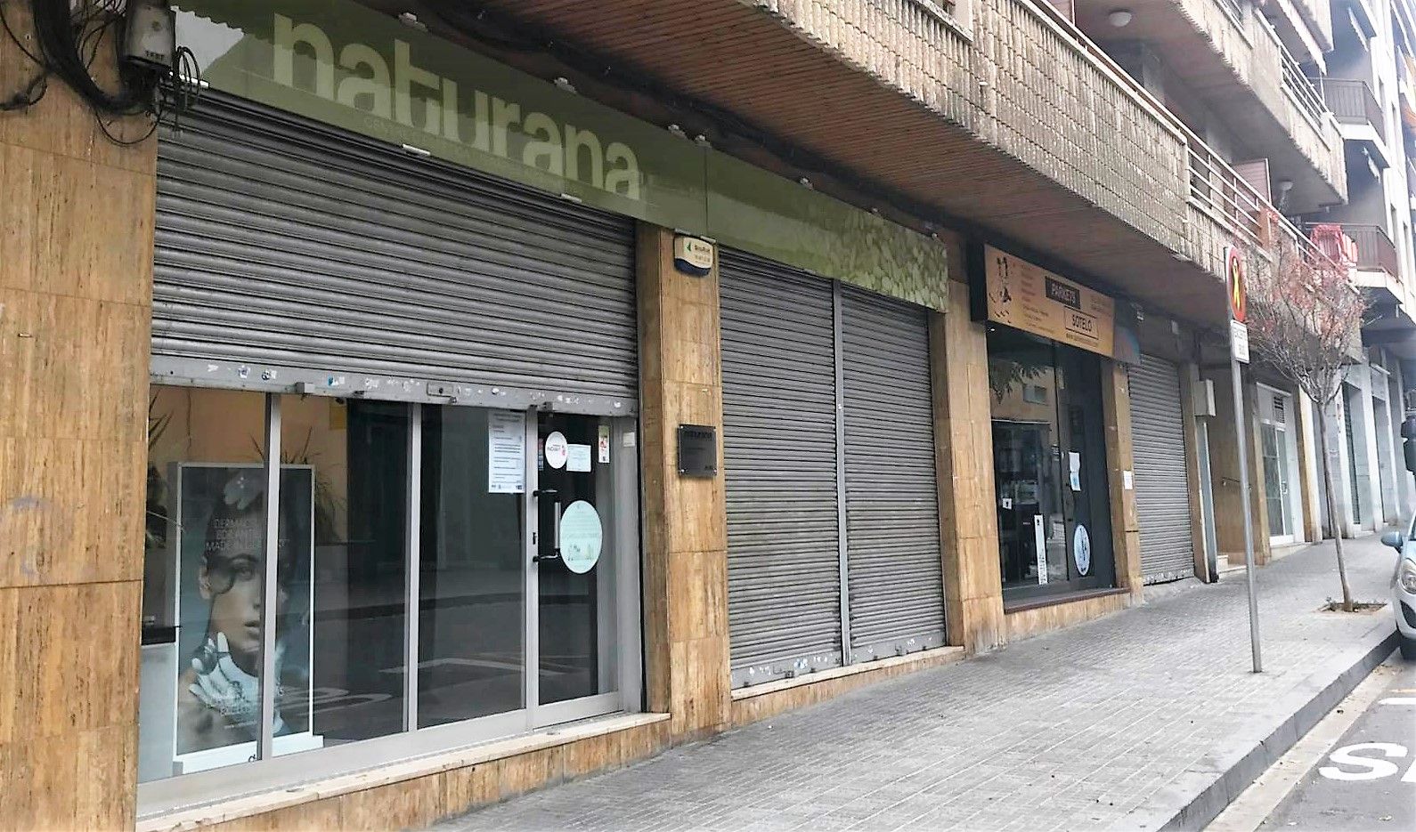 El centre d'estètica Naturana de Rubí, amb la persiana mig abaixada. FOTO: A. Martínez