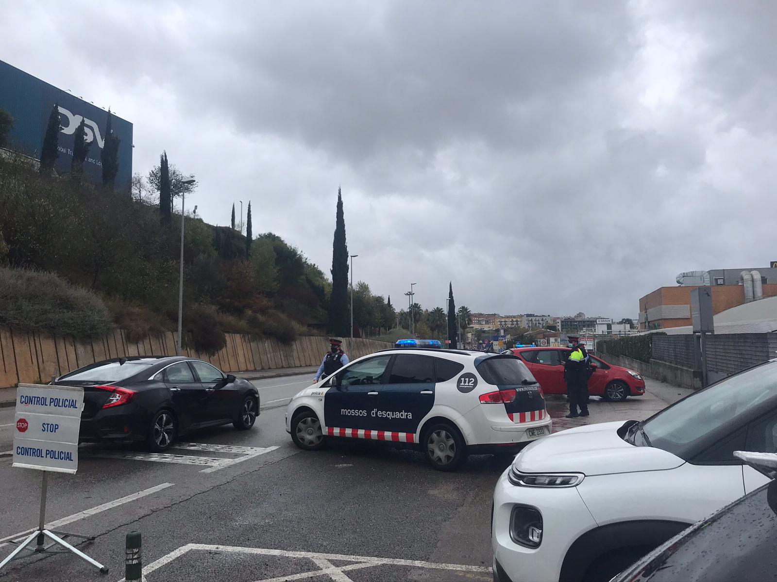Control Mossos d'Esquadra a l'entrada de Rubí. FOTO: Andrea Martínez