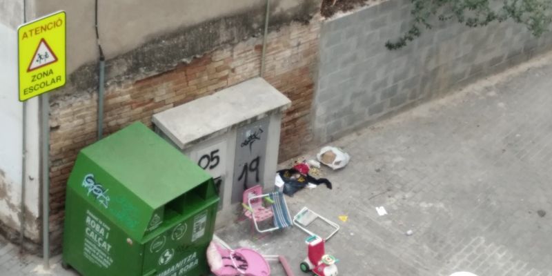 Al voltant del contenidor de roba usada els veïns sovint s'hi troben altres deixalles. FOTO: Cedida Al voltant del contenidor de roba usada els veïns sovint s'hi troben altres deixalles. FOTO: Cedida