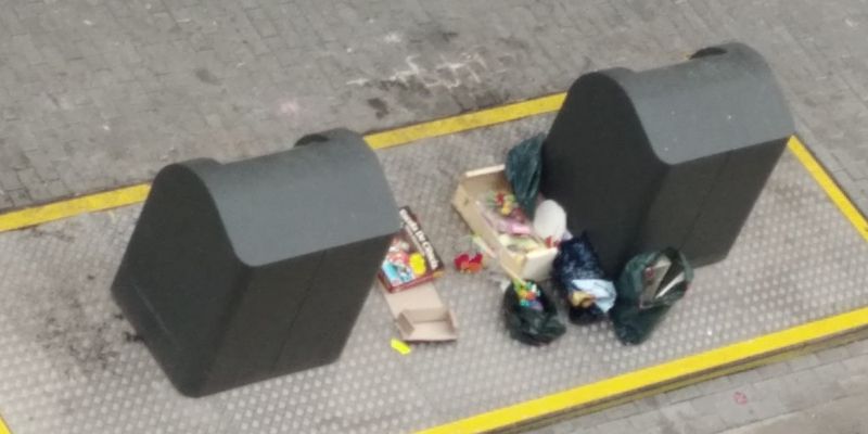 Escombraries fora del seu lloc al costat dels contenidors de sota terra. FOTO: Cedida