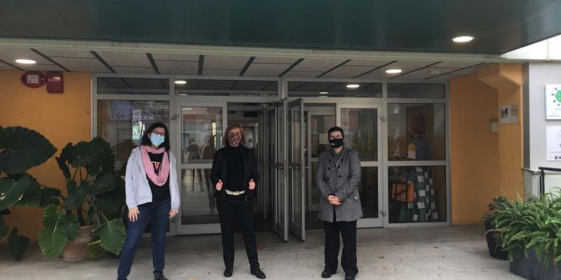 Les delegades en representació de les famílies de sisè de l'escola 25 de Setembre amb la Cristina Almirall, gerent de l'ASAV. FOTO: Cedida Les delegades en representació de les famílies de sisè de l'escola 25 de Setembre amb la Cristina Almirall, gerent de l'ASAV. FOTO: Cedida