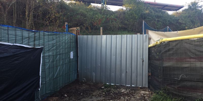 Una de les barraques situada a la part inferior de l'estació de Renfe de Rubí. FOTO: Redacció Una de les barraques situada a la part inferior de l'estació de Renfe de Rubí. FOTO: Redacció