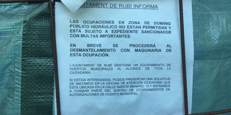 Avís de desmantellament de l'Ajuntament de Rubí. FOTO: Redacció