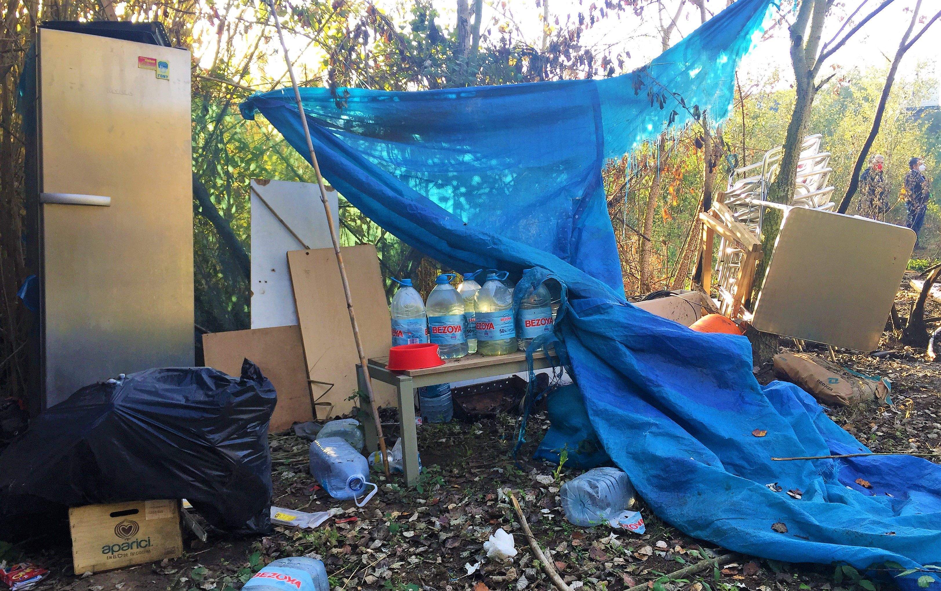 Les barraques acumulen deixalles i algunes, com la de la nevera, fins i tot una nevera. FOTO: Redacció
