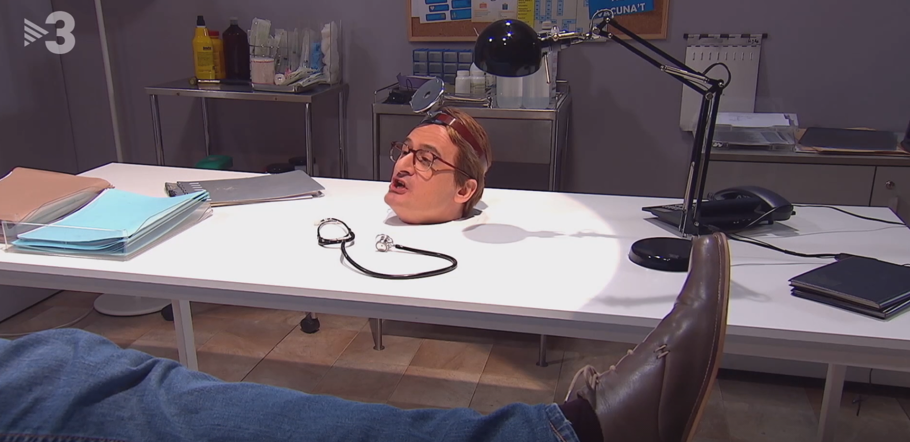 Fotograma del programa Polònia, on apareix un cap d'un metge en un consultori de Rubí