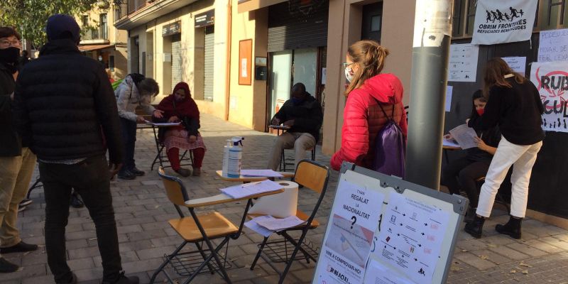 Rubí Acull organitza un simulacre d'examen per denunciar la dificultat d'obtenir la nacionalitat. FOTO: Andrea Martínez