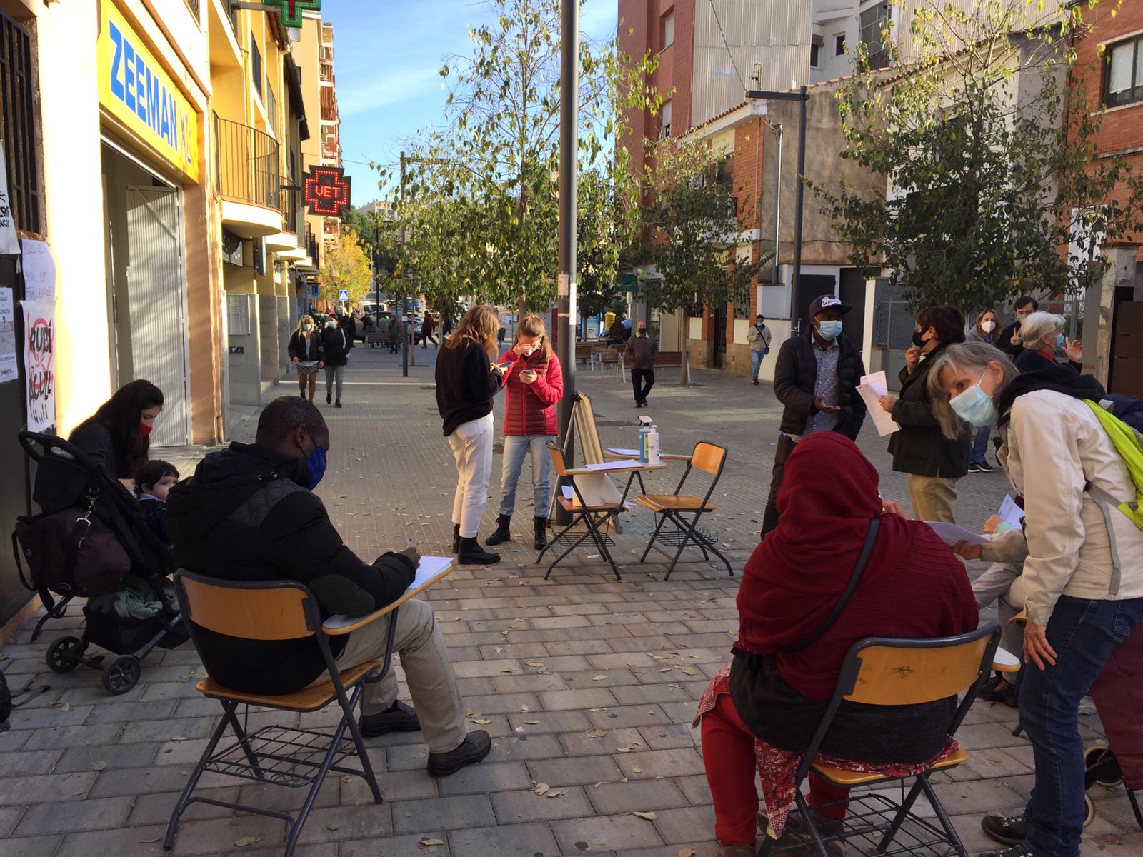 Rubí Acull organitza un simulacre d'examen per denunciar la dificultat d'obtenir la nacionalitat. FOTO: Andrea Martínez