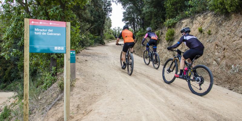 Circular en bicicleta per pistes amples i a la velocitat permesa - Parc de la Serralada Litoral. FOTO: Ricard Badia / Diputació de Barcelona Circular en bicicleta per pistes amples i a la velocitat permesa - Parc de la Serralada Litoral. FOTO: Ricard Badia / Diputació de Barcelona