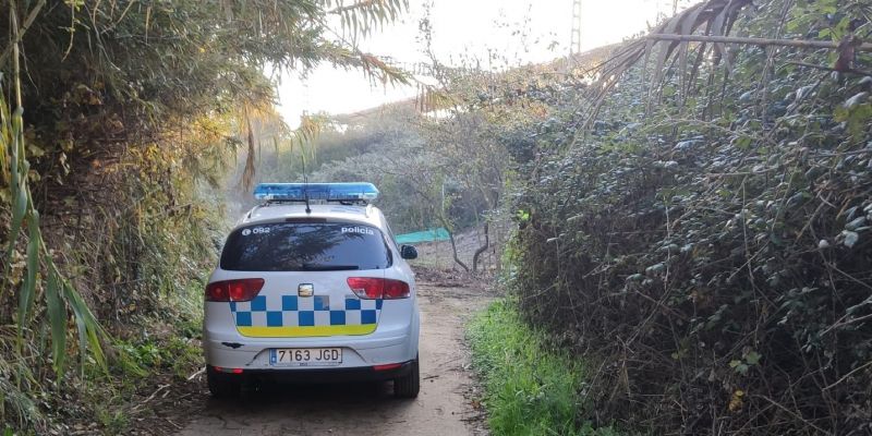 Cotxe de la Policia local aquest dilluns al matí al Torrent dels Alous. FOTO: J.S.Mejías