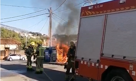 Una dotació de Bombers va apagar les flames dels contenidors cremats