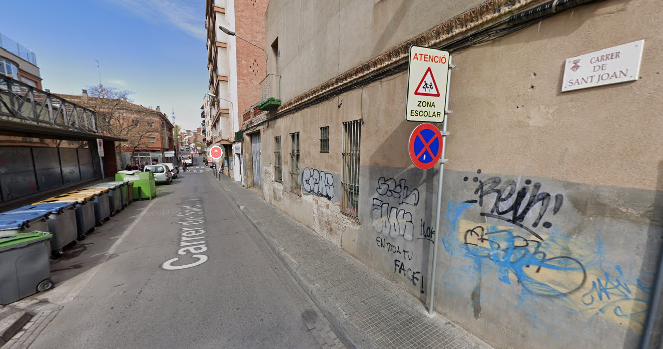 Tall de circulació aquest dilluns al carrer de Sant Joan pels treballs d'enderroc d'una construcció. FOTO: Google Maps