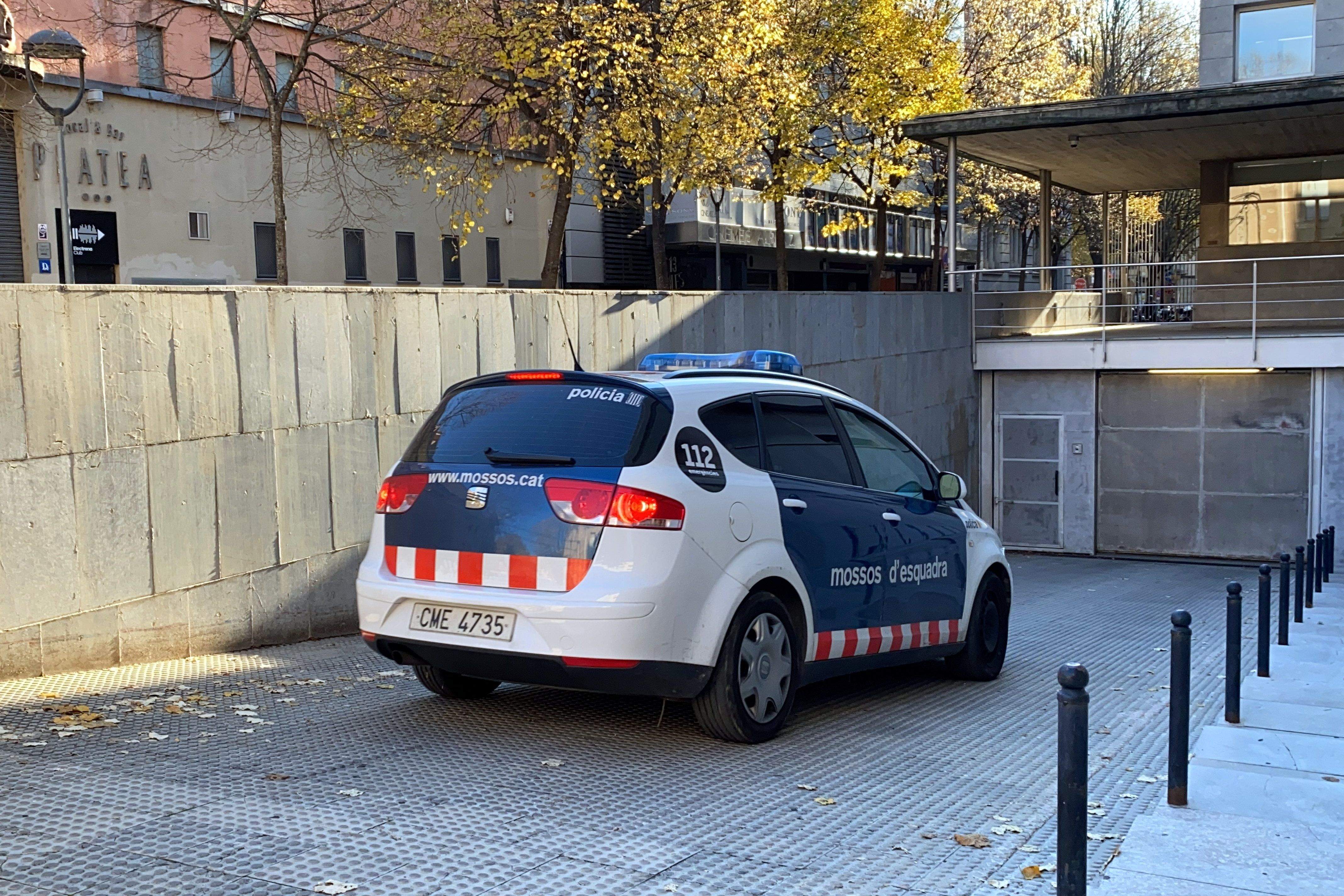 Els Mossos d'Esquadra traslladant un dels detinguts pel crim de la infermera als Jutjats de Girona. FOTO: ACN