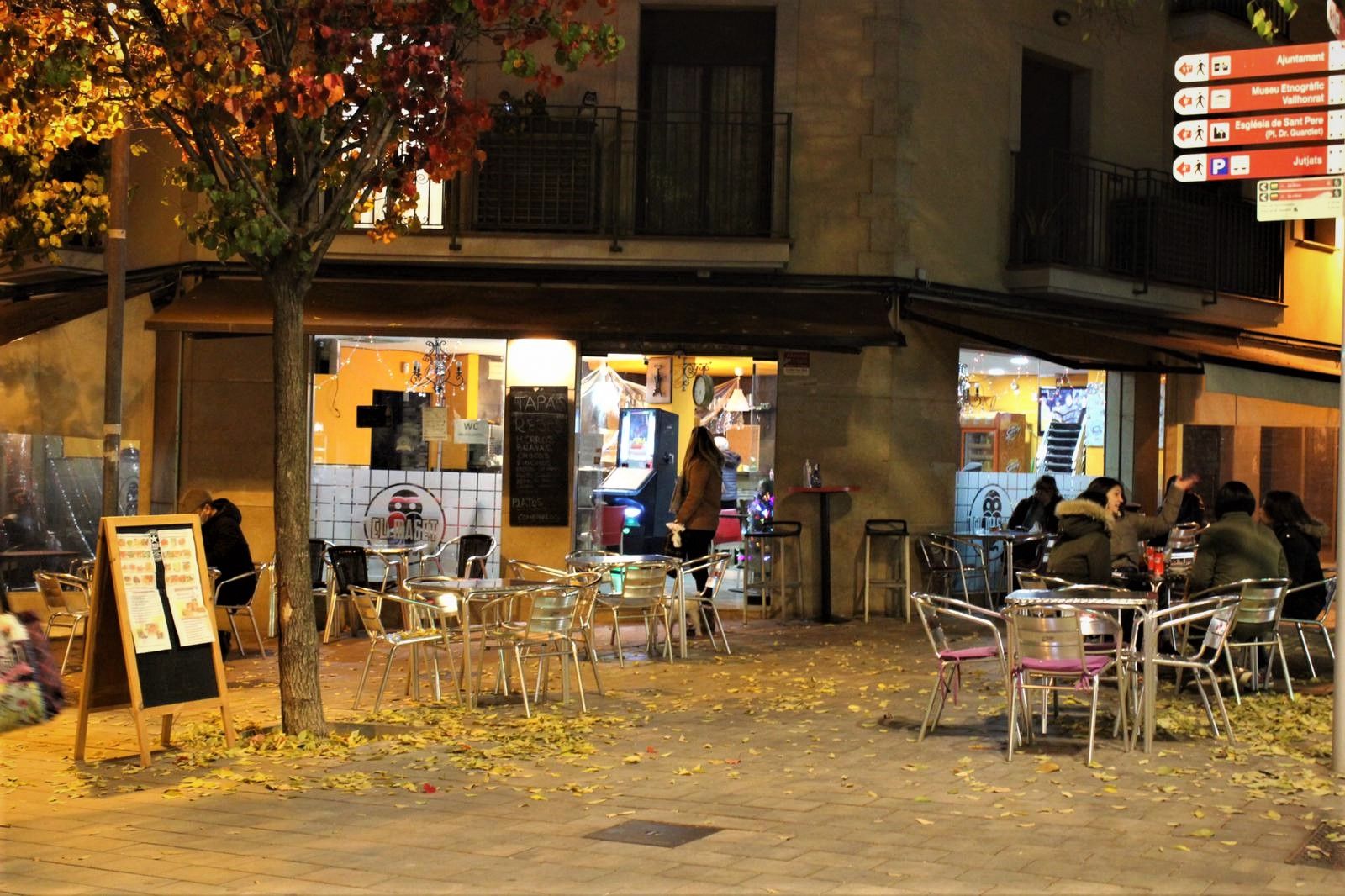 El Gremi de Restauració celebra la fi del toc de queda i demana obrir fins a les dues de la matinada. FOTO: Andrea Martínez