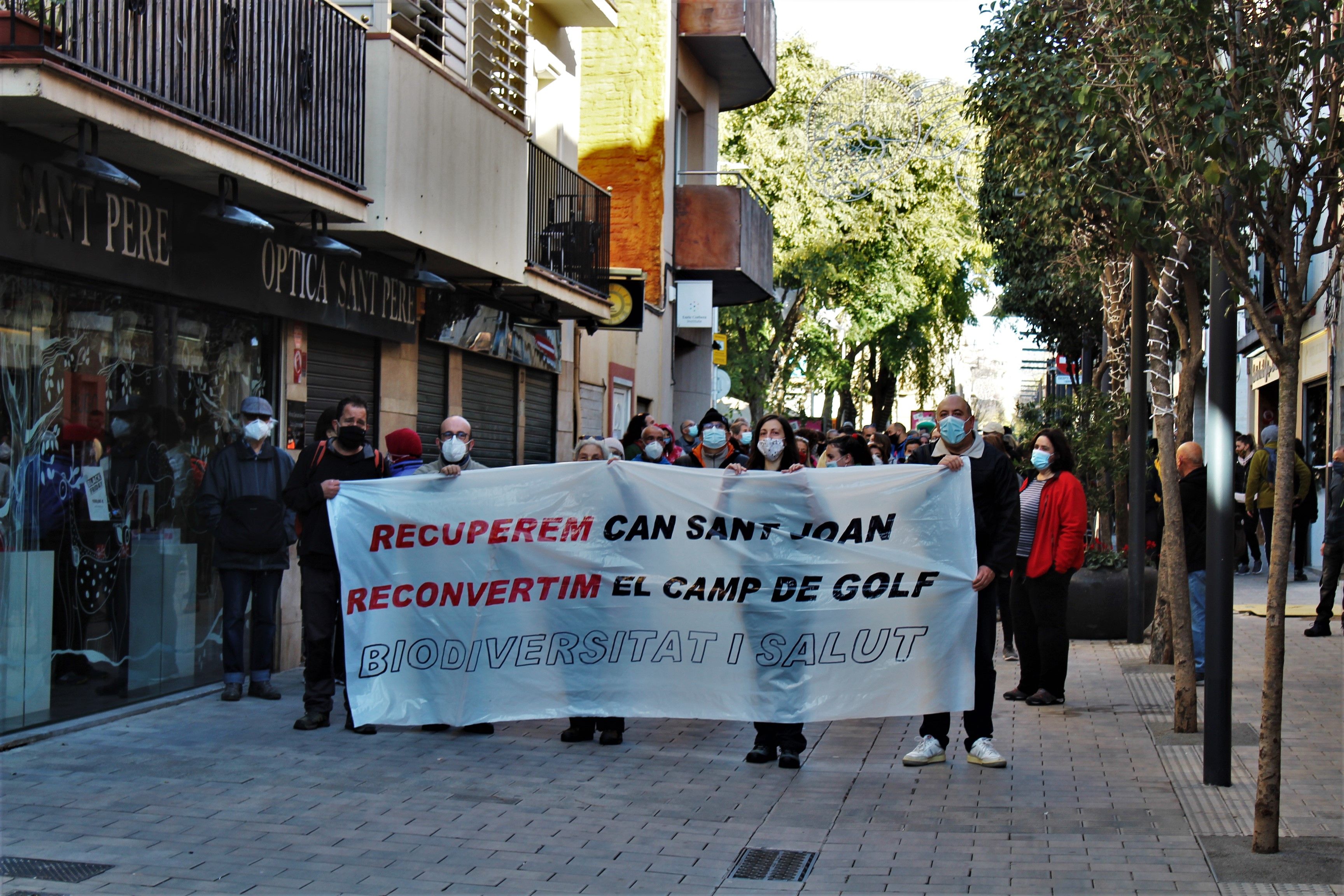 Centenars de persones es manifesten per un parc públic al golf de Can Sant Joan. FOTO: Andrea Martínez