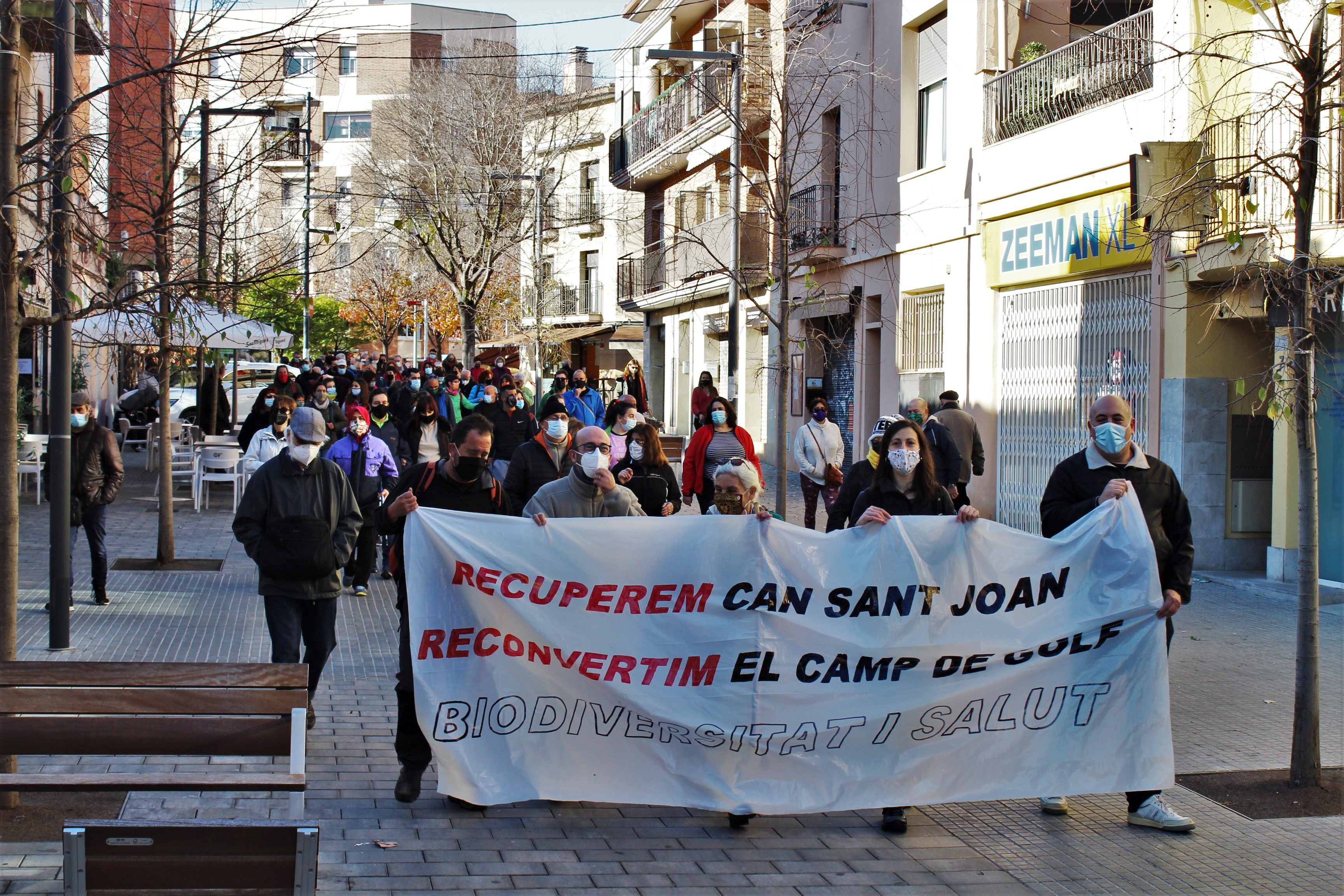 Centenars de persones es manifesten per un parc públic al golf de Can Sant Joan. FOTO: Andrea Martínez