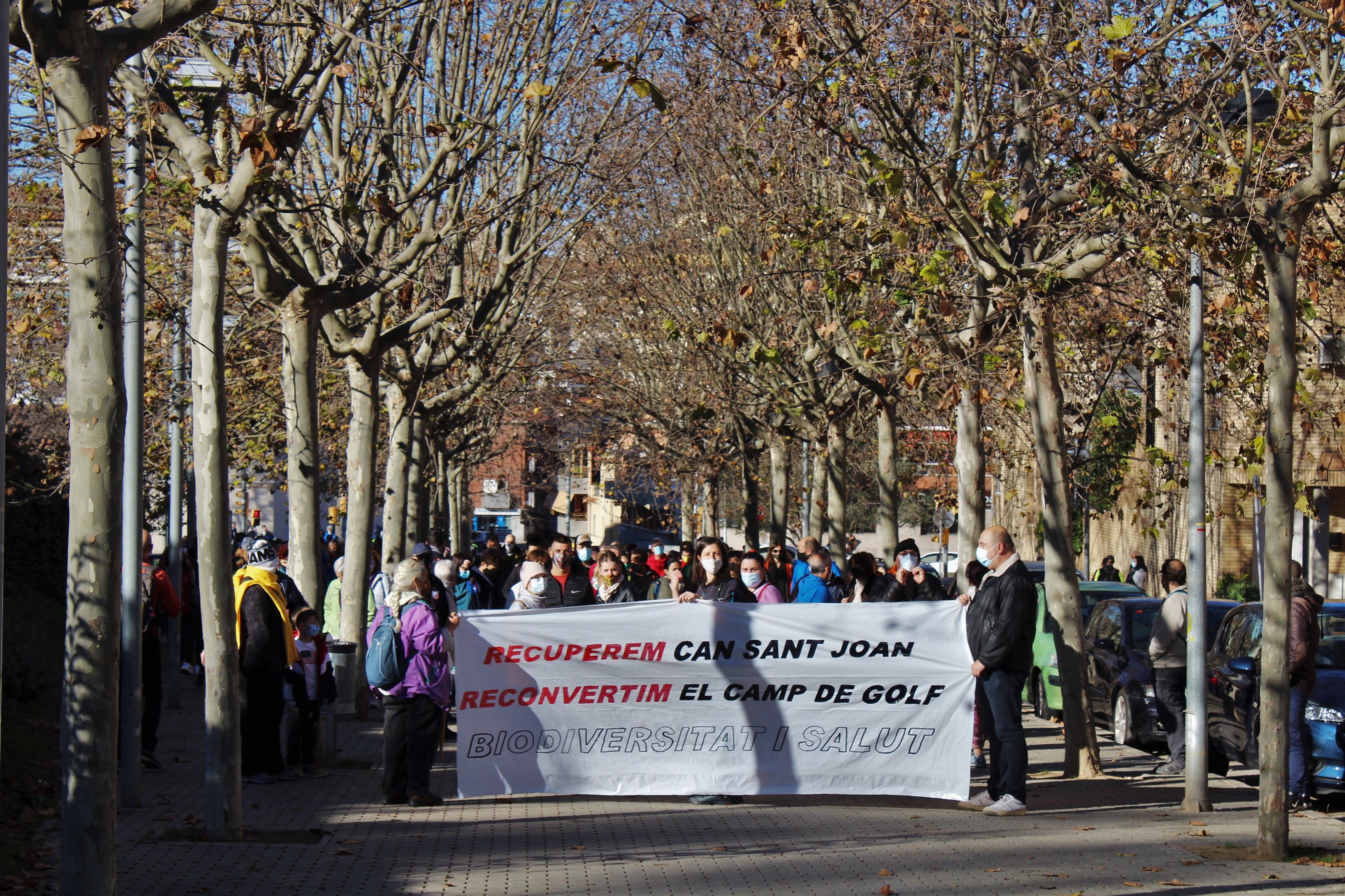 Centenars de persones es manifesten per un parc públic al golf de Can Sant Joan. FOTO: Andrea Martínez