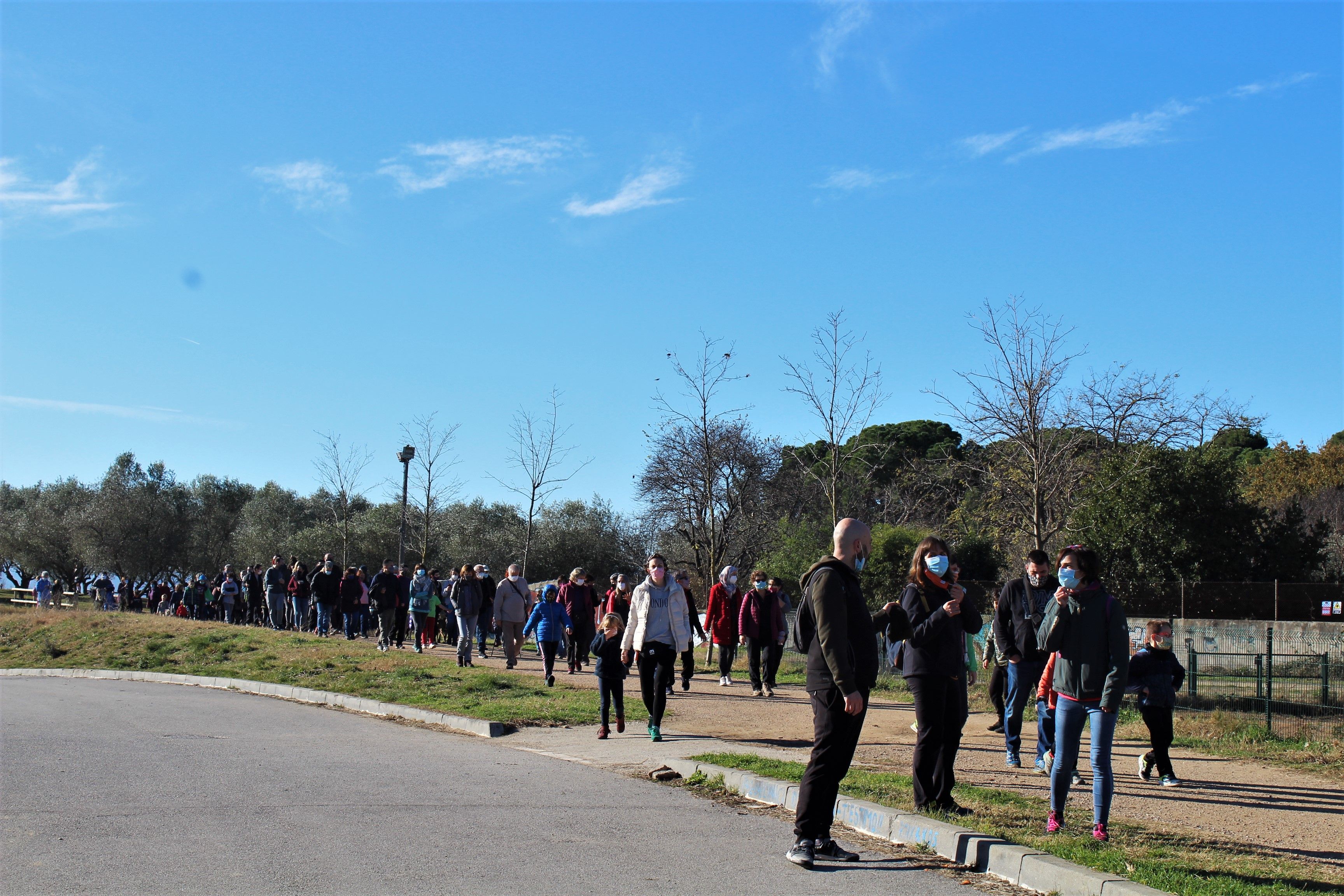 Centenars de persones es manifesten per un parc públic al golf de Can Sant Joan. FOTO: Andrea Martínez