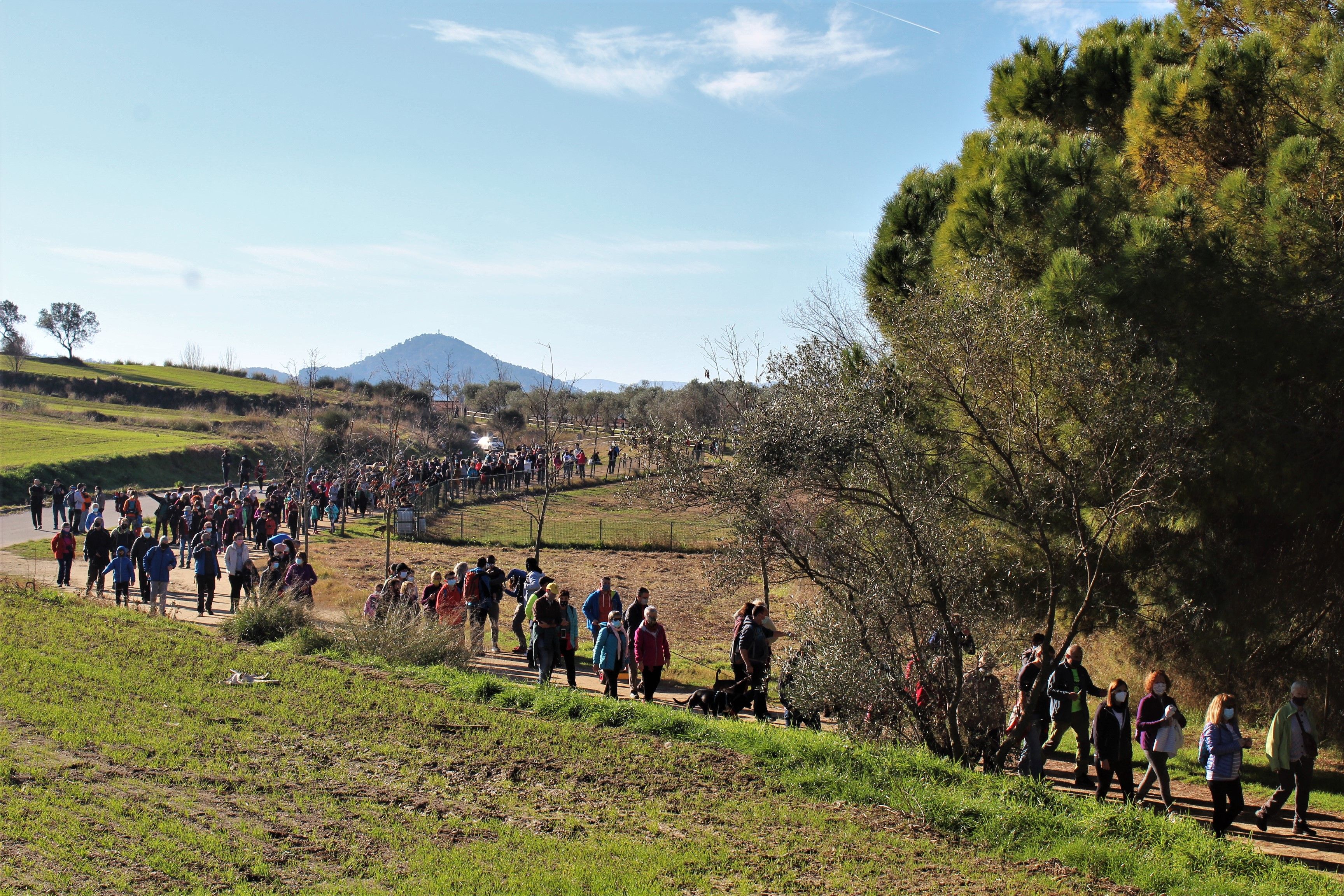 Centenars de persones es manifesten per un parc públic al golf de Can Sant Joan. FOTO: Andrea Martínez