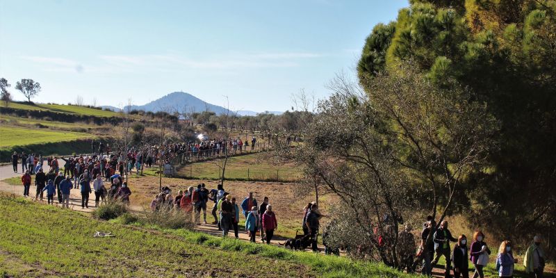 Centenars de persones es manifesten per un parc públic al golf de Can Sant Joan. FOTO: Andrea Martínez