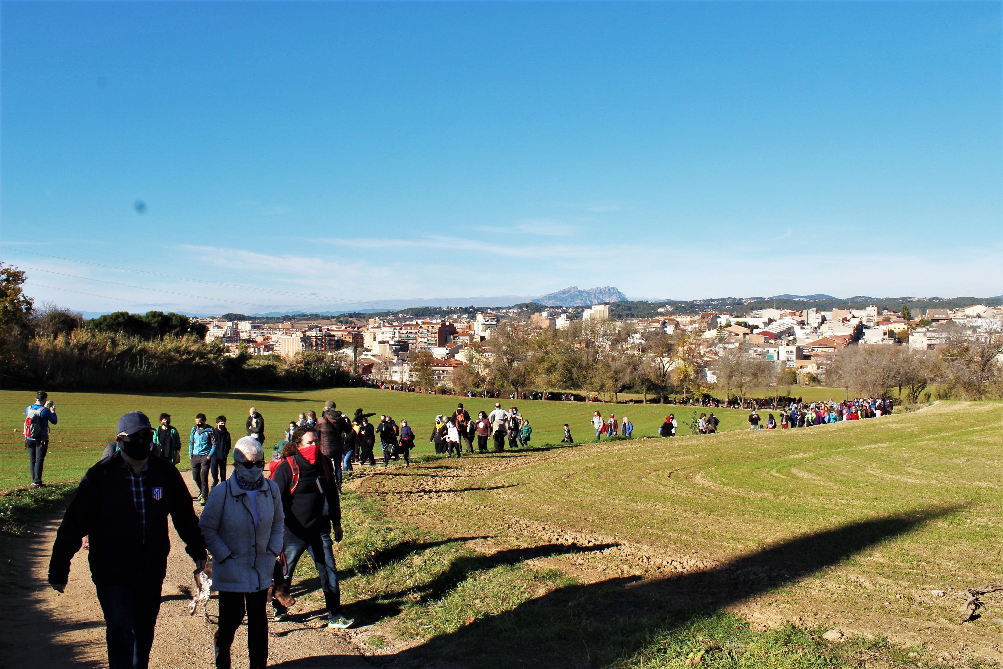 Centenars de persones es manifesten per un parc públic al golf de Can Sant Joan. FOTO: Andrea Martínez