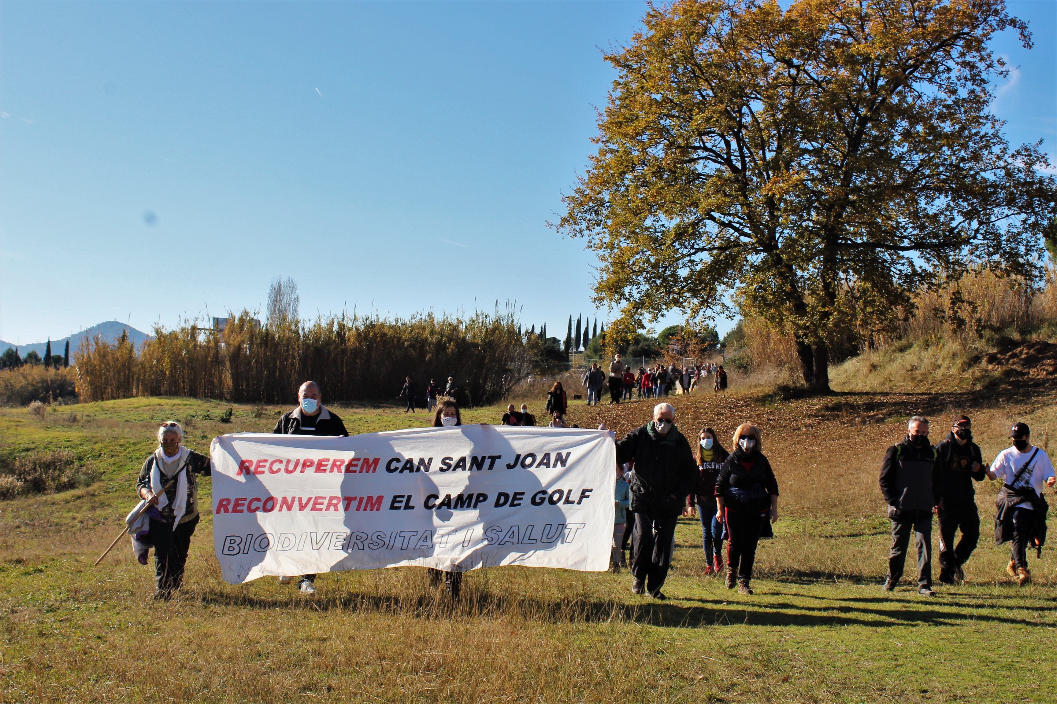 Centenars de persones es manifesten per un parc públic al golf de Can Sant Joan. FOTO: Andrea Martínez