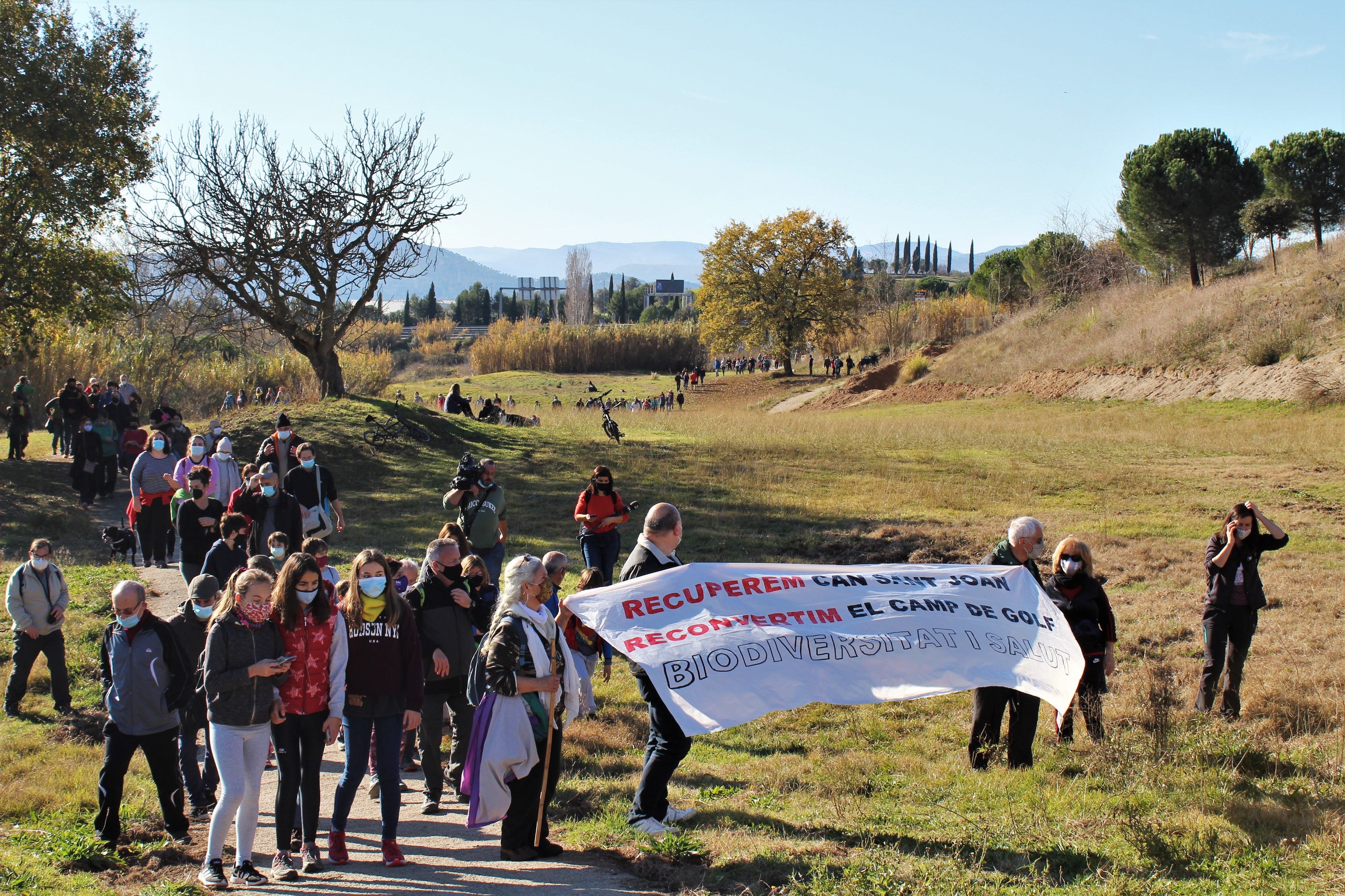 Centenars de persones es manifesten per un parc públic al golf de Can Sant Joan. FOTO: Andrea Martínez