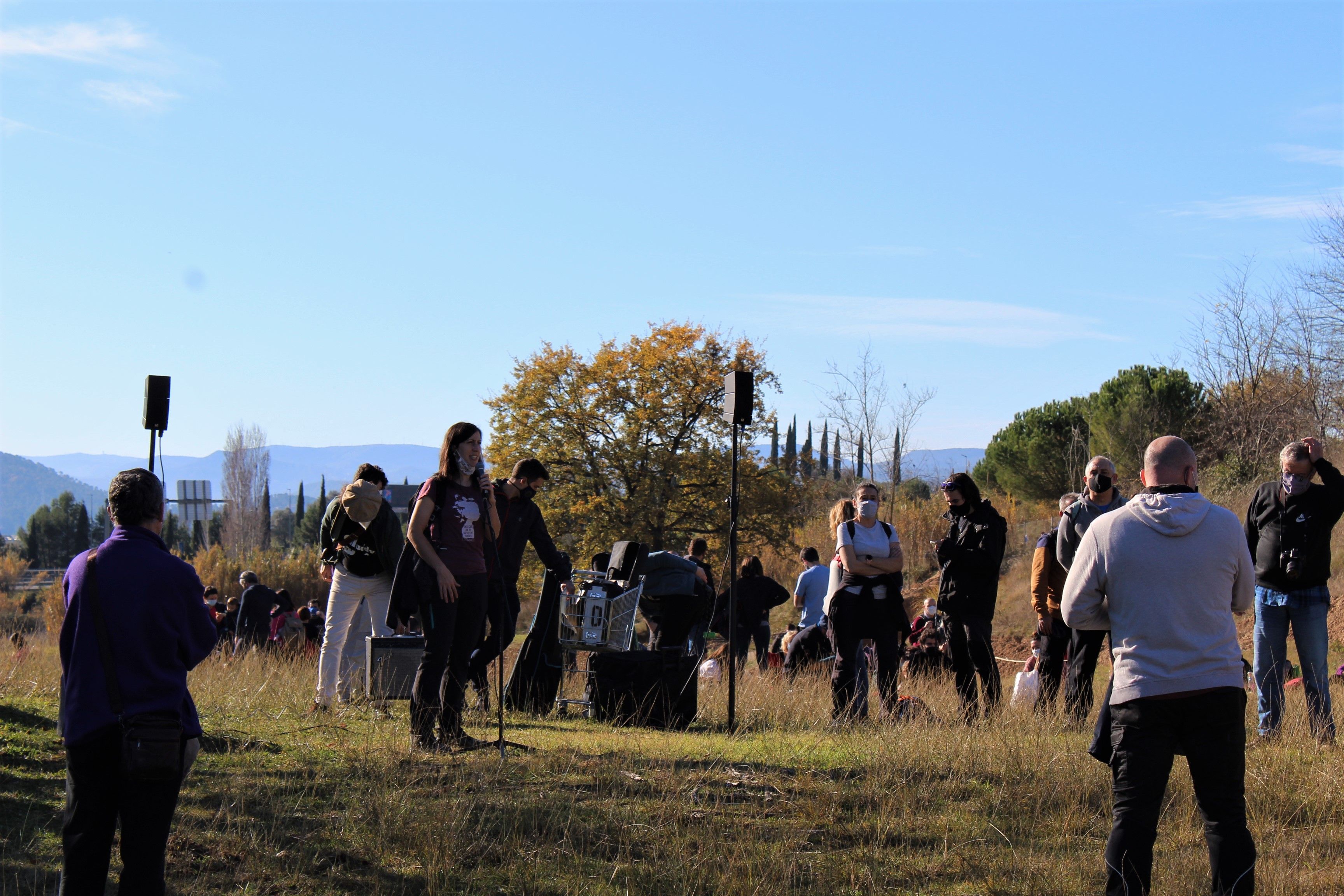 Centenars de persones es manifesten per un parc públic al golf de Can Sant Joan. FOTO: Andrea Martínez