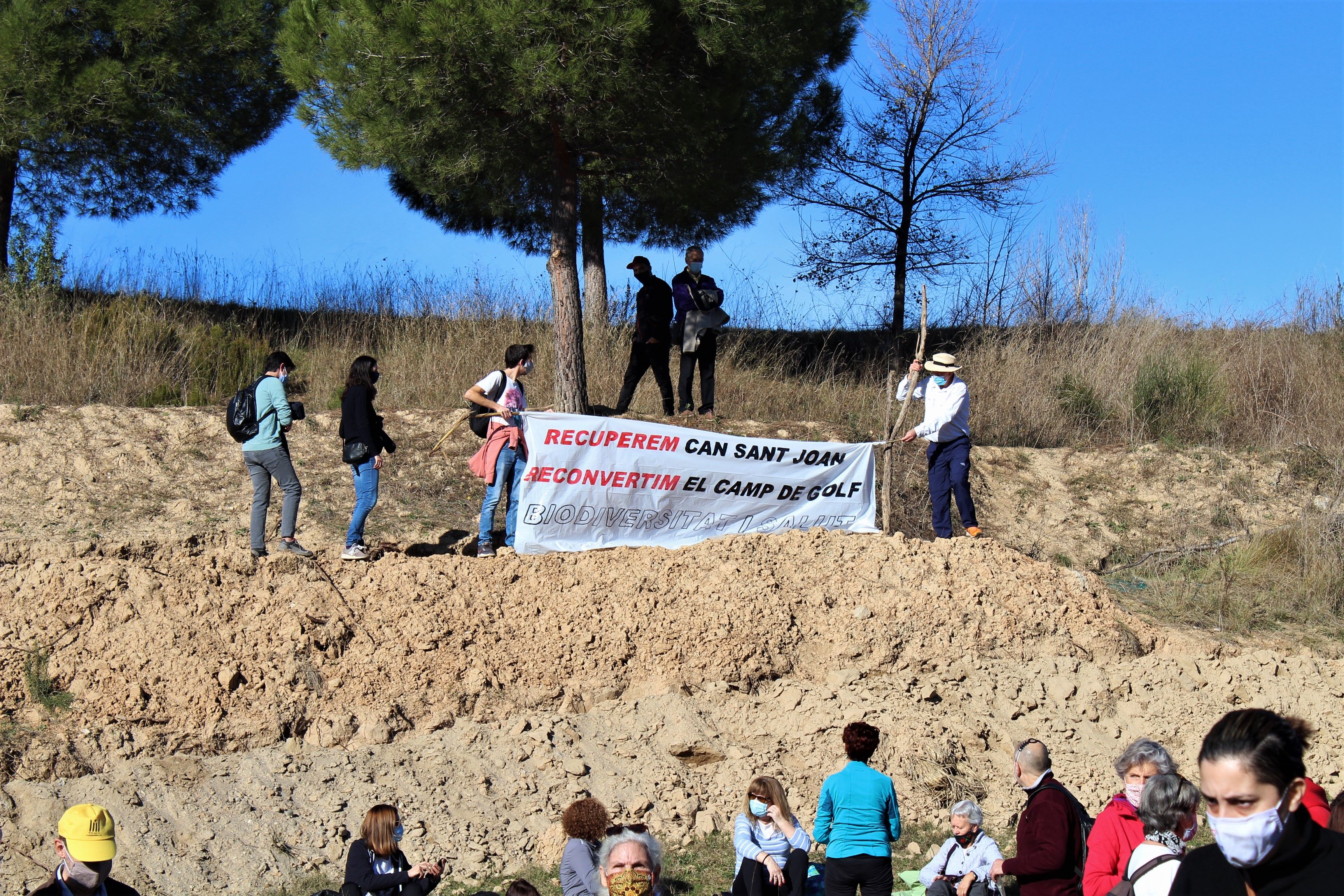 Centenars de persones es manifesten per un parc públic al golf de Can Sant Joan. FOTO: Andrea Martínez