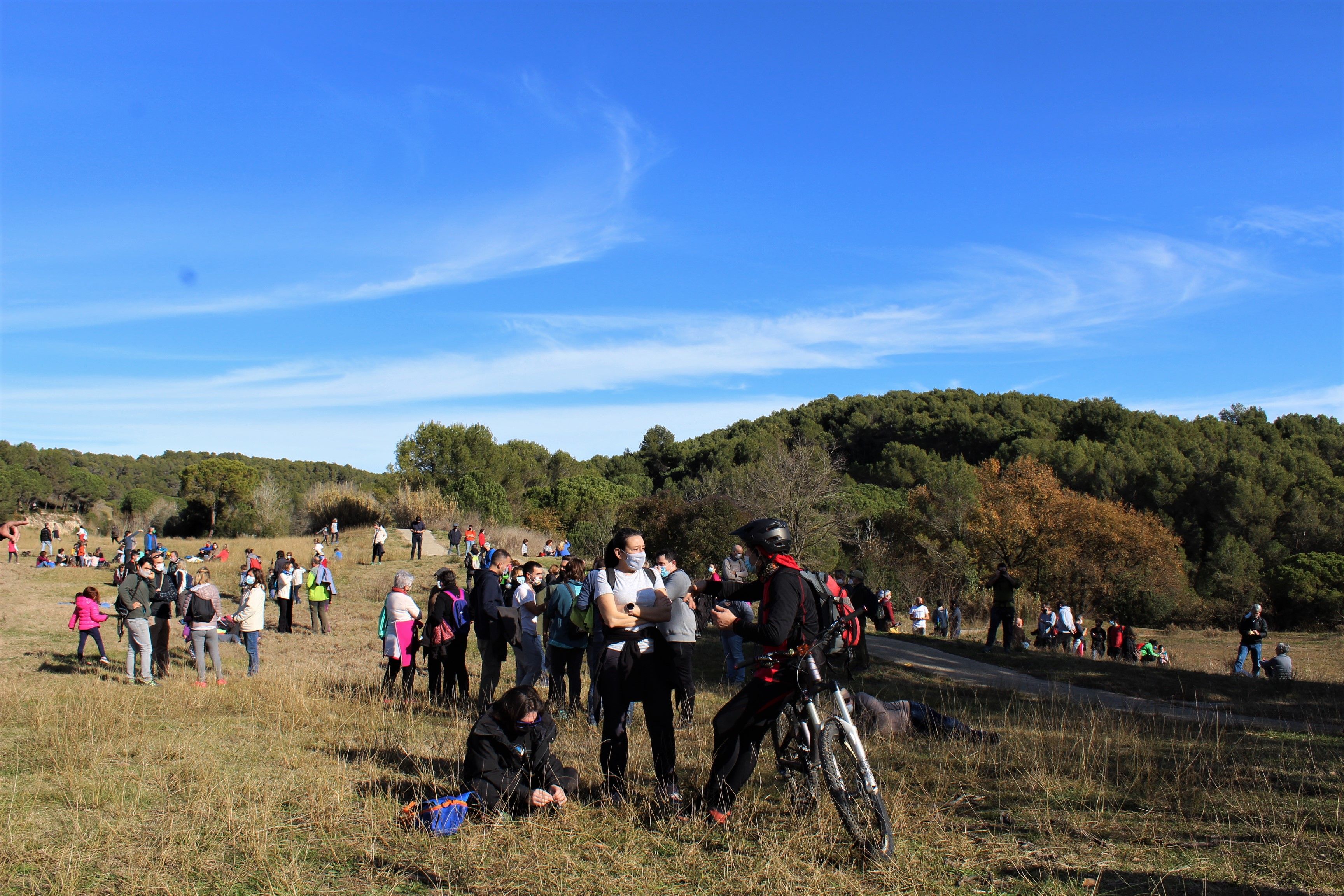 Centenars de persones es manifesten per un parc públic al golf de Can Sant Joan. FOTO: Andrea Martínez