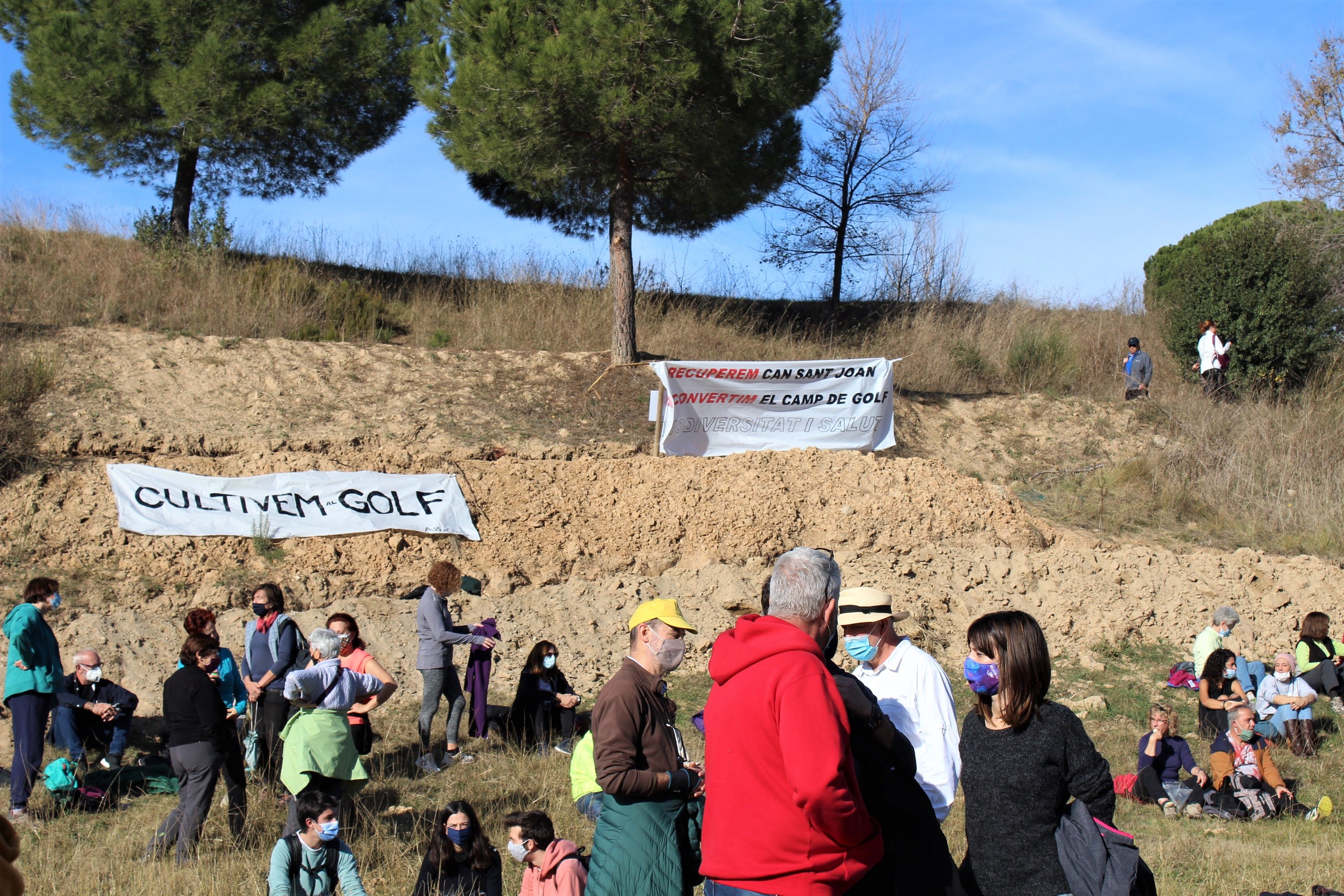 Centenars de persones es manifesten per un parc públic al golf de Can Sant Joan. FOTO: Andrea Martínez