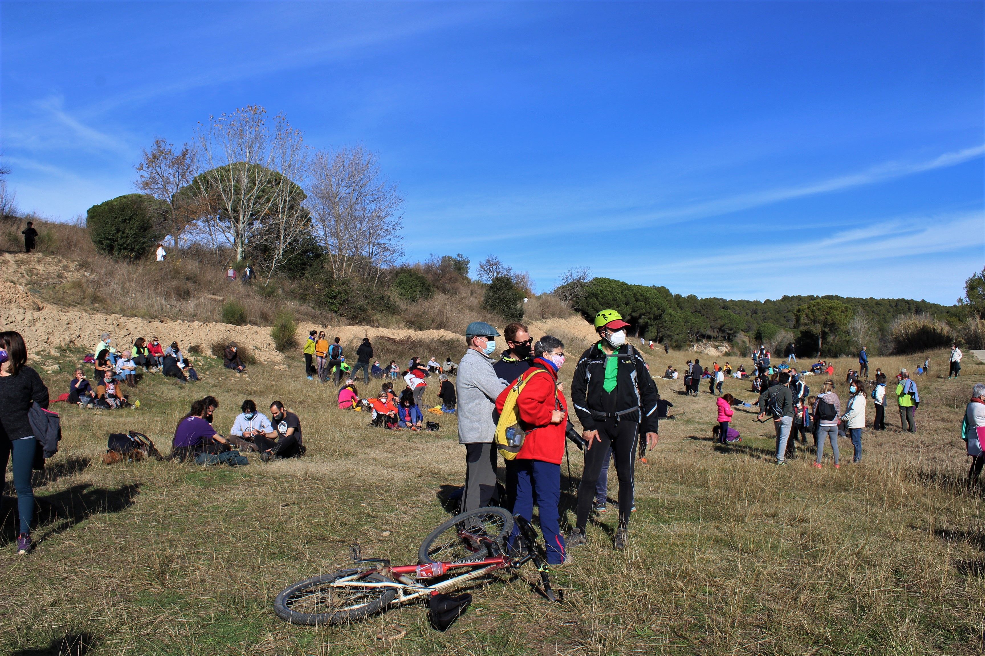 Centenars de persones es manifesten per un parc públic al golf de Can Sant Joan. FOTO: Andrea Martínez