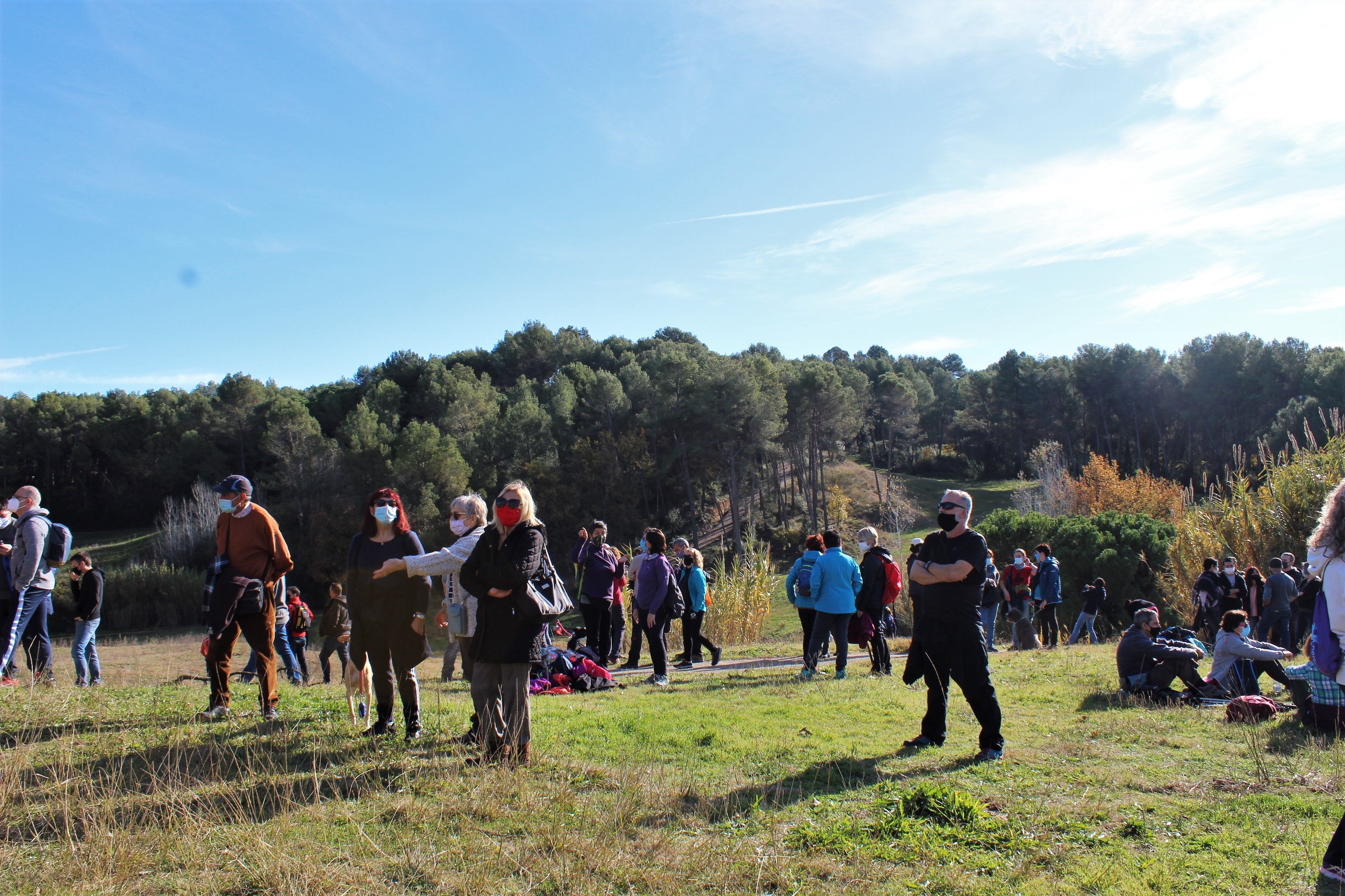 Centenars de persones es manifesten per un parc públic al golf de Can Sant Joan. FOTO: Andrea Martínez