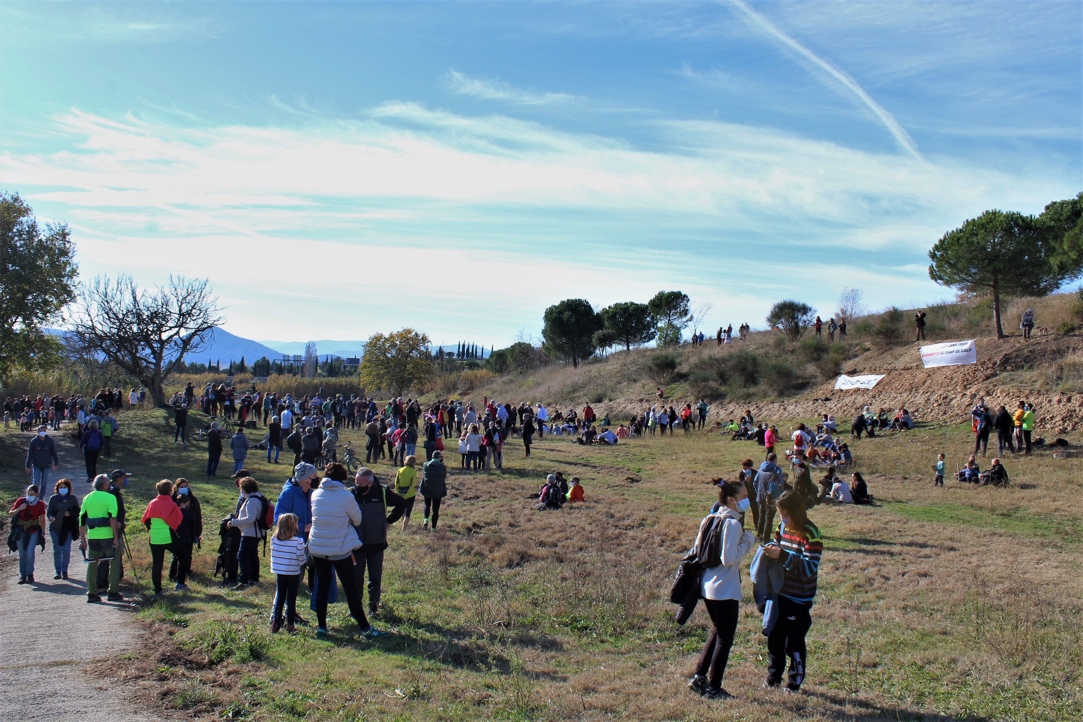 Centenars de persones es manifesten per un parc públic al golf de Can Sant Joan. FOTO: Andrea Martínez