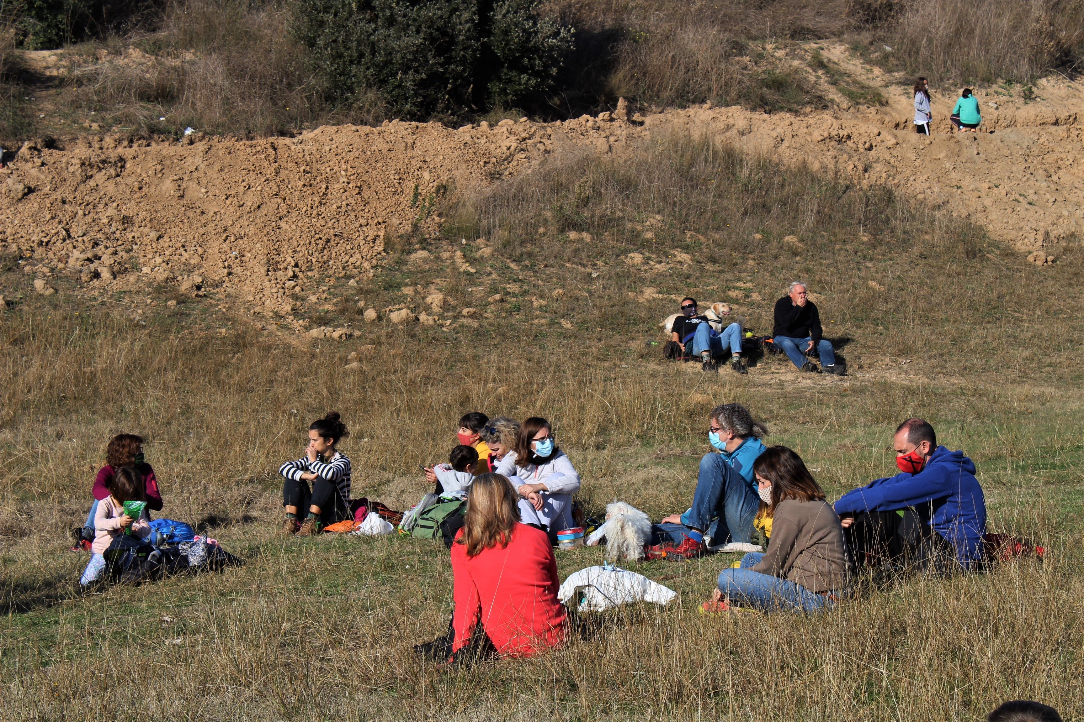 Centenars de persones es manifesten per un parc públic al golf de Can Sant Joan. FOTO: Andrea Martínez