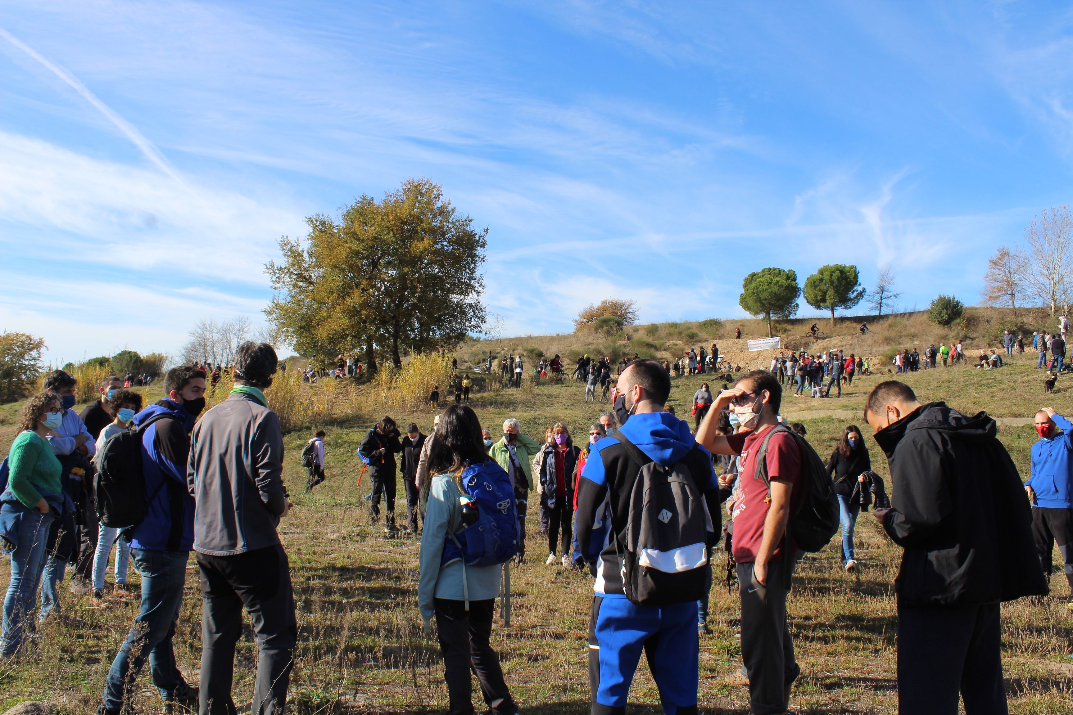 Centenars de persones es manifesten per un parc públic al golf de Can Sant Joan. FOTO: Andrea Martínez