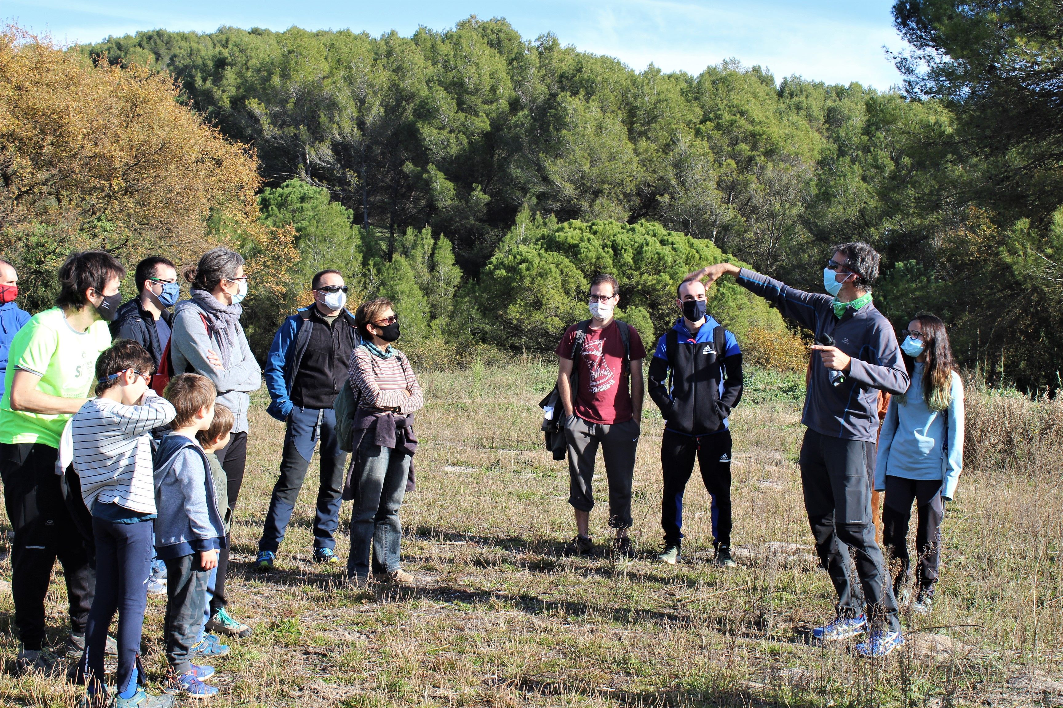 Centenars de persones es manifesten per un parc públic al golf de Can Sant Joan. FOTO: Andrea Martínez