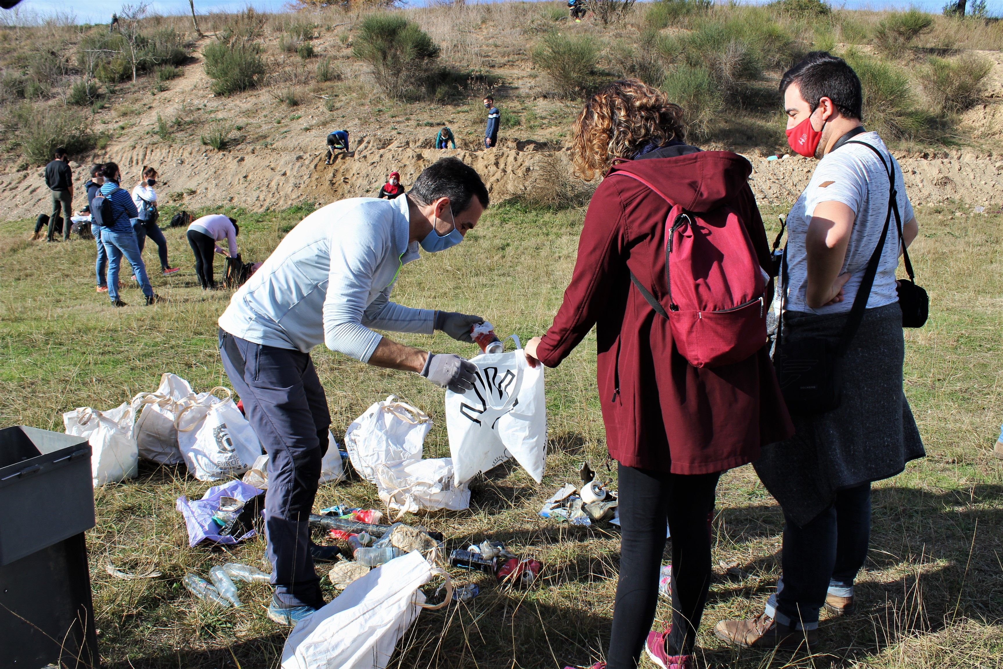 Centenars de persones es manifesten per un parc públic al golf de Can Sant Joan. FOTO: Andrea Martínez