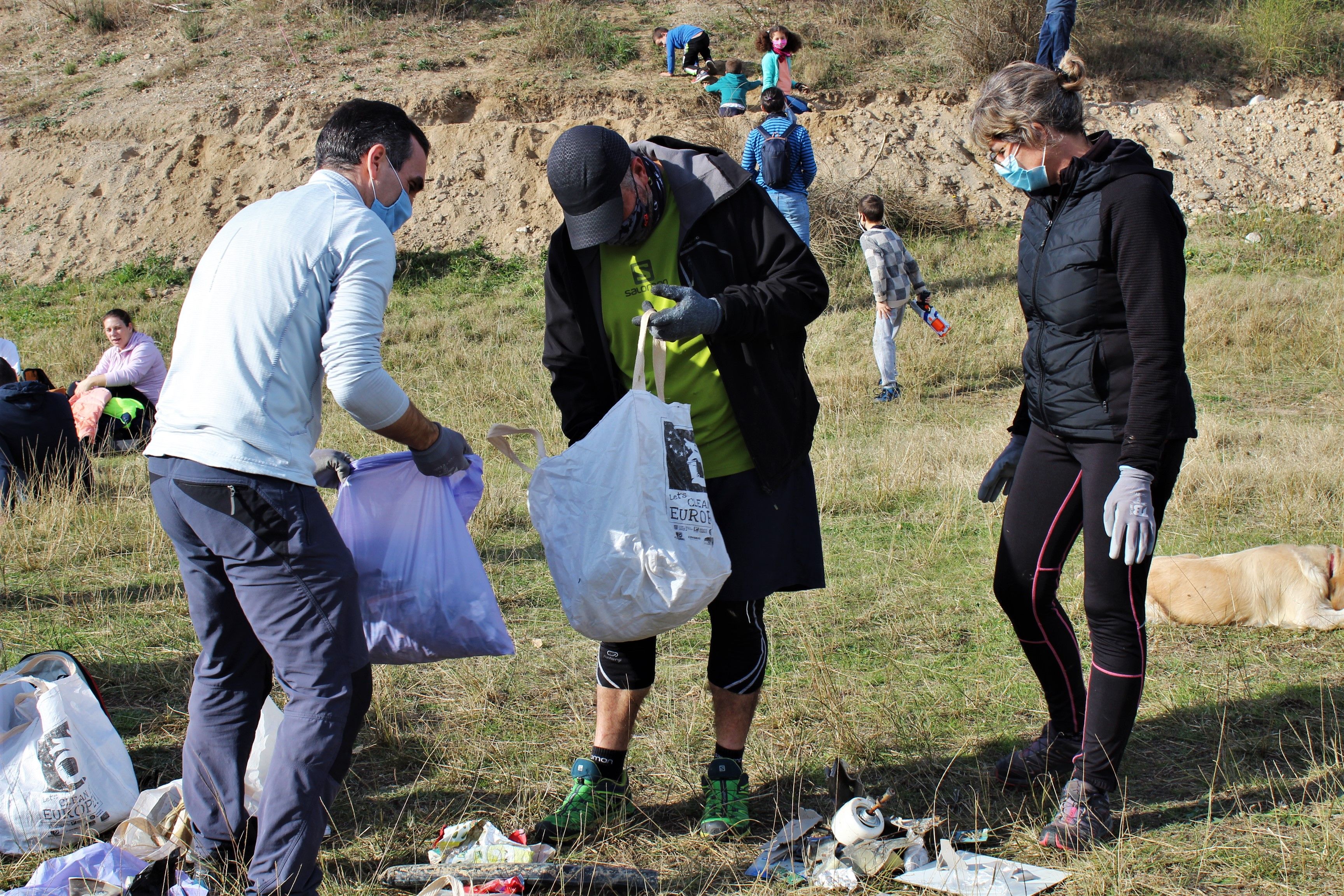 Centenars de persones es manifesten per un parc públic al golf de Can Sant Joan. FOTO: Andrea Martínez