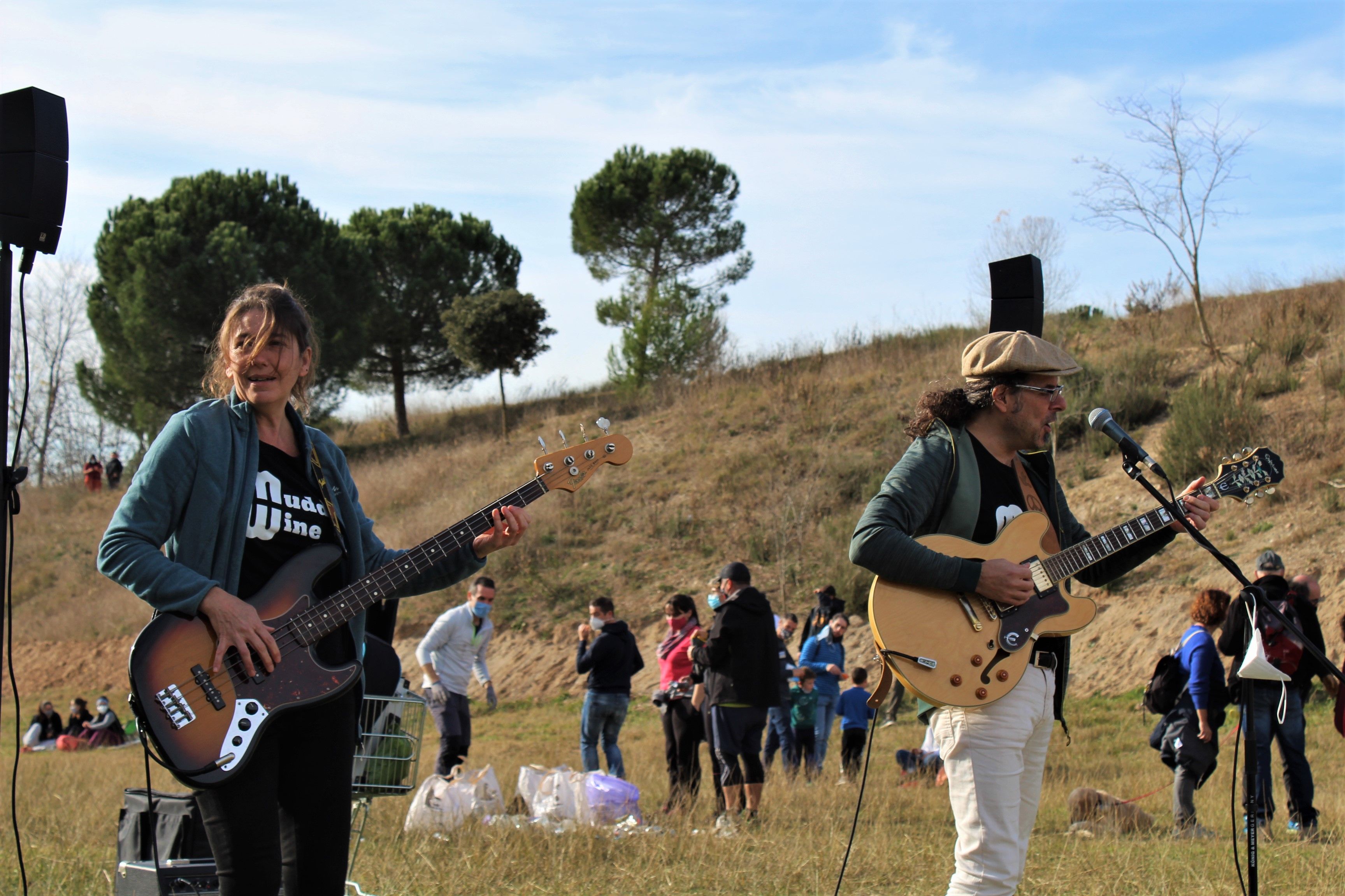 Centenars de persones es manifesten per un parc públic al golf de Can Sant Joan. FOTO: Andrea Martínez