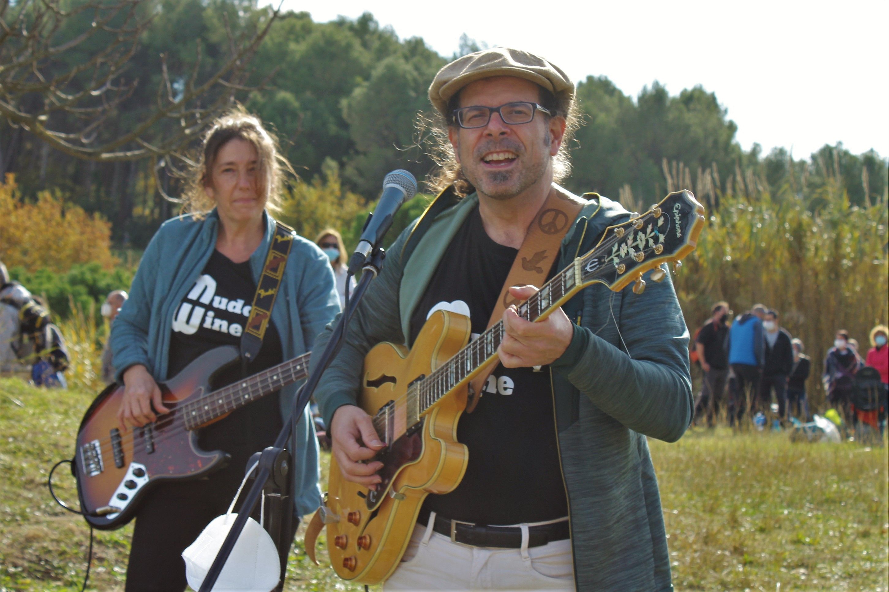 Centenars de persones es manifesten per un parc públic al golf de Can Sant Joan. FOTO: Andrea Martínez